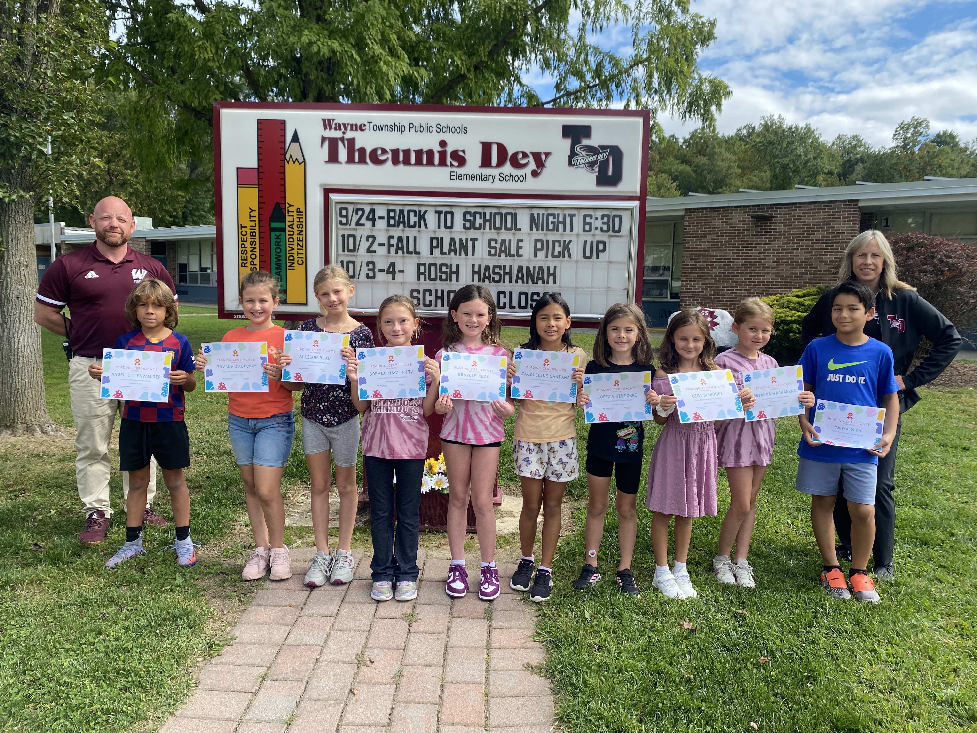 Congratulations to our 3rd grade SummerReads students! These students went above and beyond this summer in preparation for the upcoming school year. Thank you to Ms. Sponenburg for her efforts.