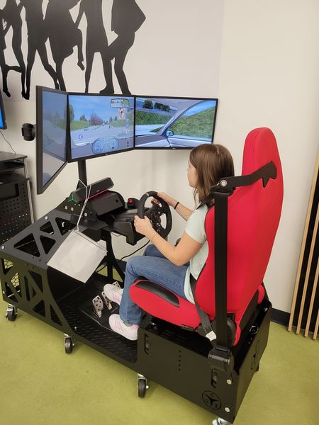 teen uses a driving simulator