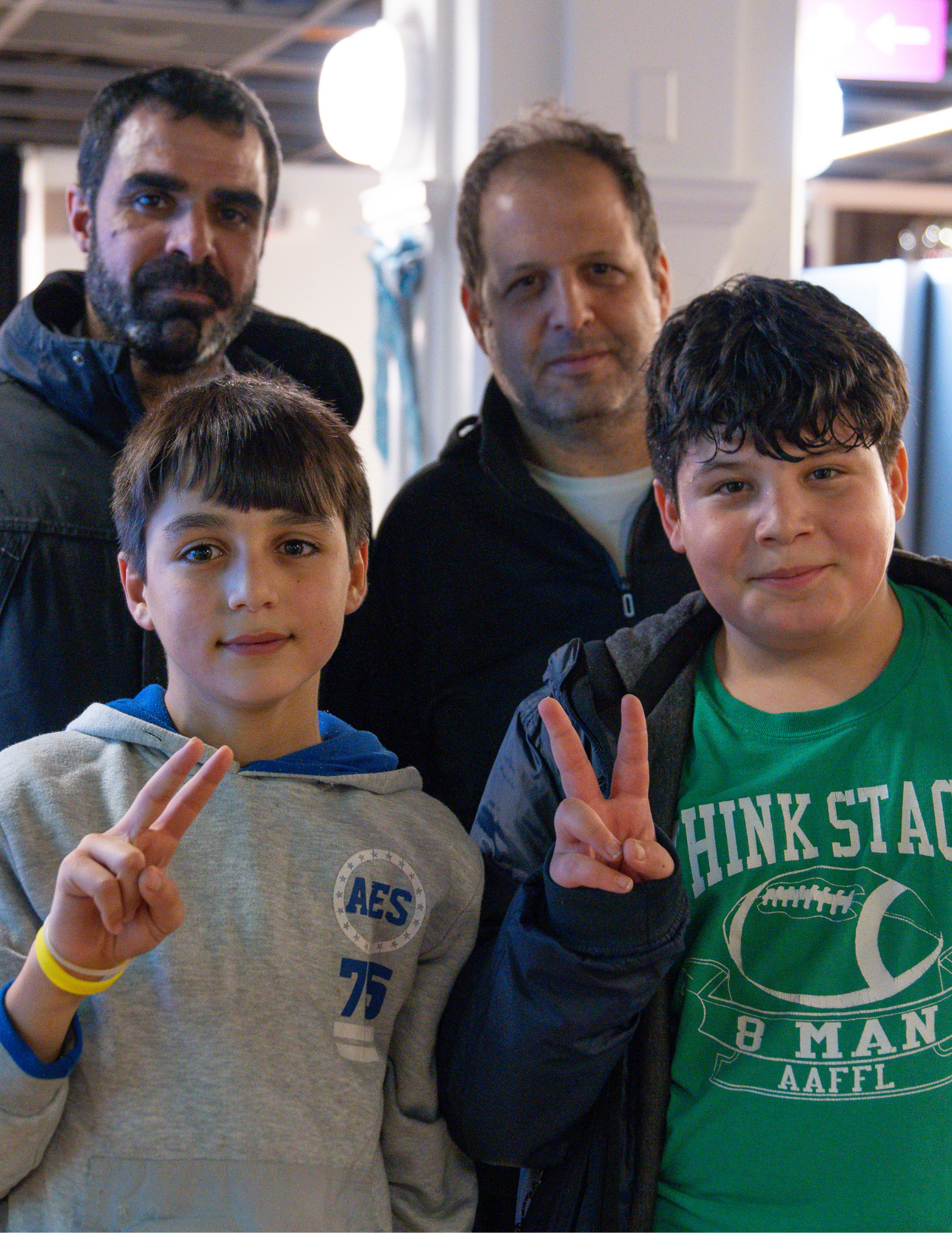 dos padres y dos alumnos posan.