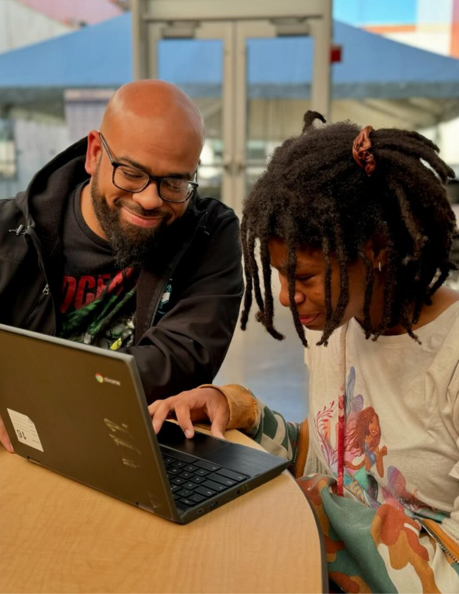 Padre y estudiante en Elmer A. Henderson: A Johns Hopkins Partnership School