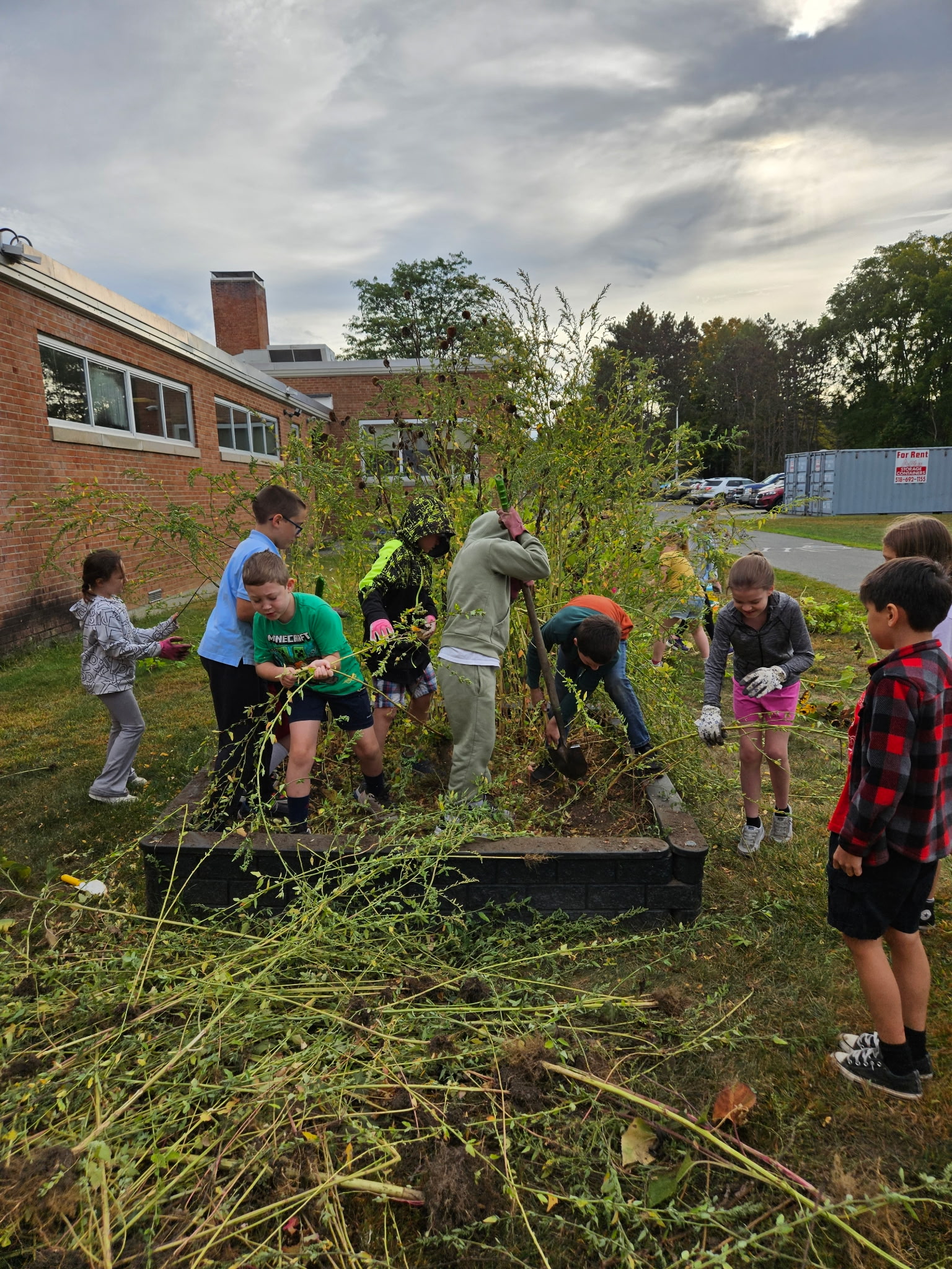4th graders work in the GES garden