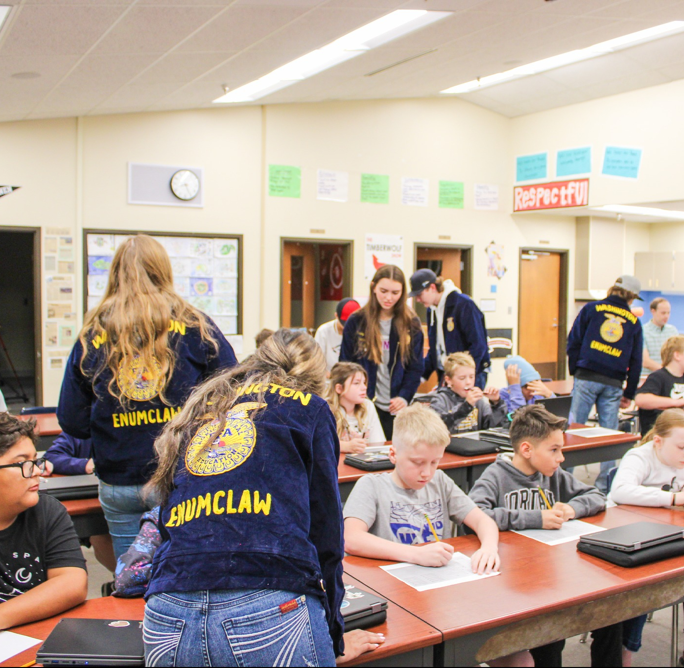 Enumclaw FFA mentoring middle school students in the classroom