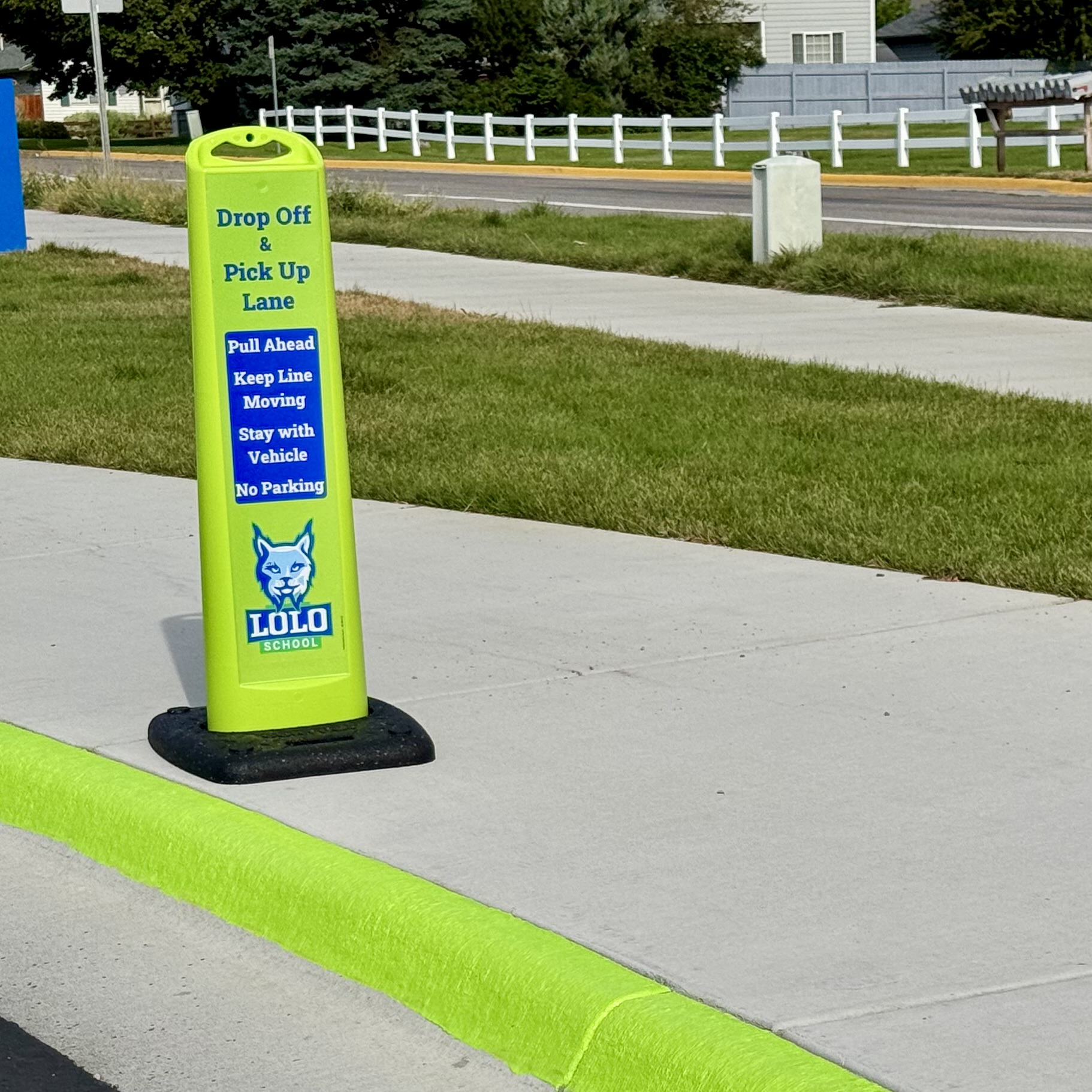 Green curb and sign