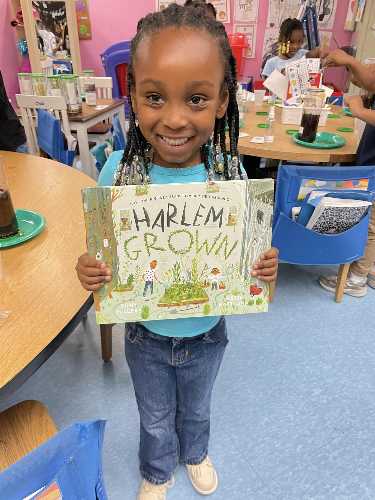 estudiante de pre-K con un libro