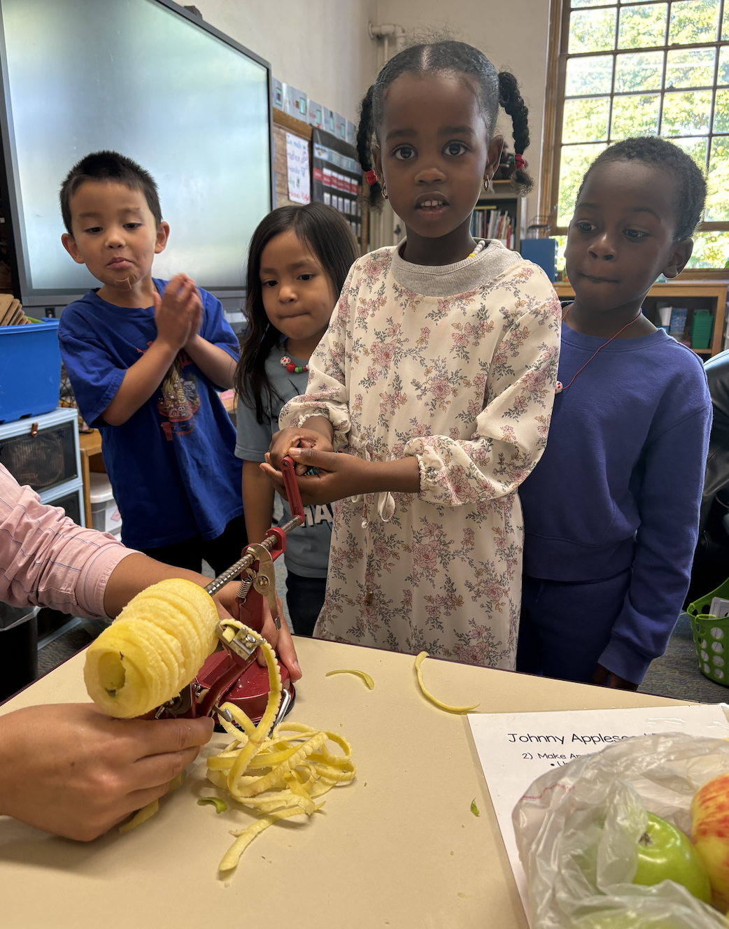 Kinder peeling apples