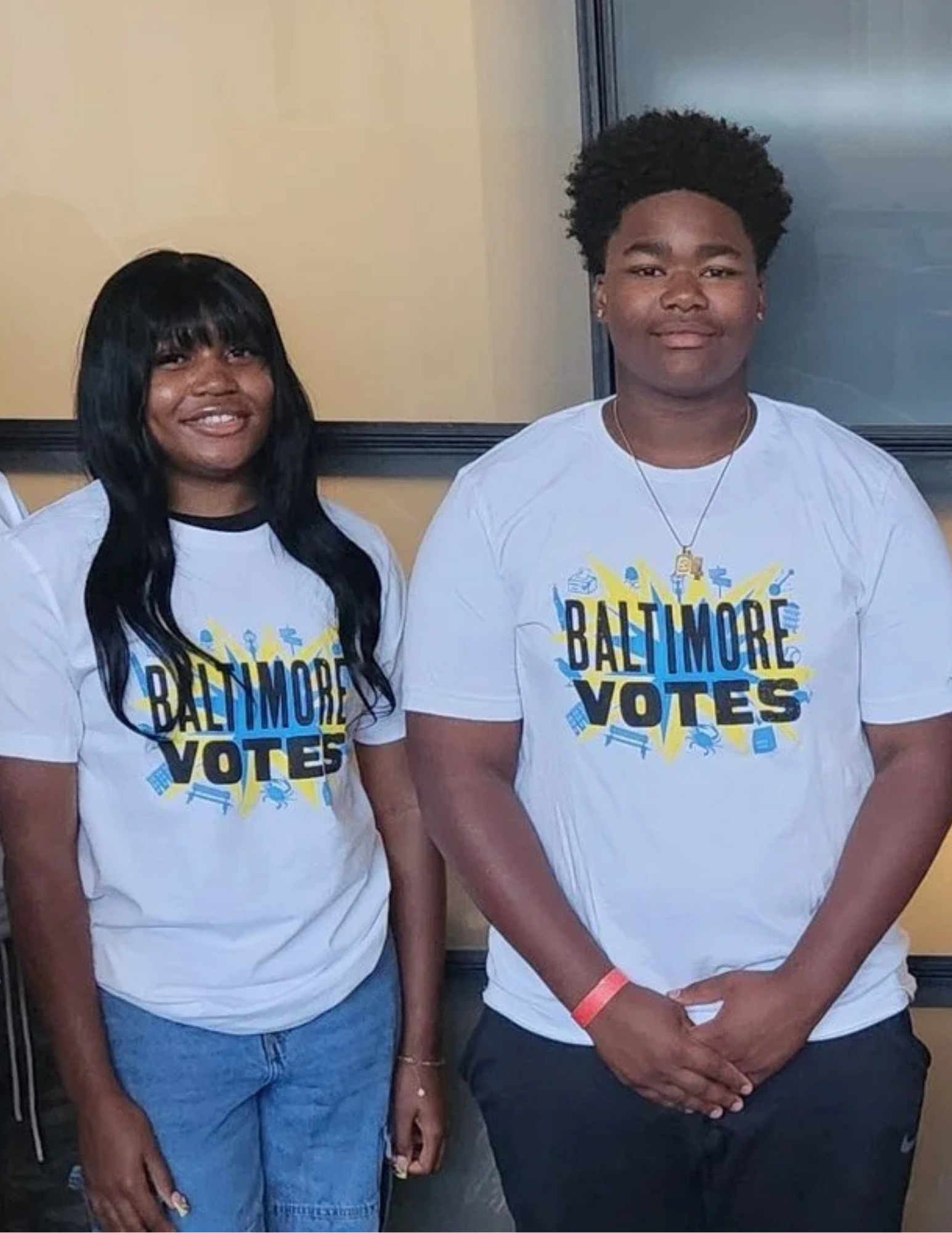 Dos Embajadores Estudiantiles de Baltimore Vota