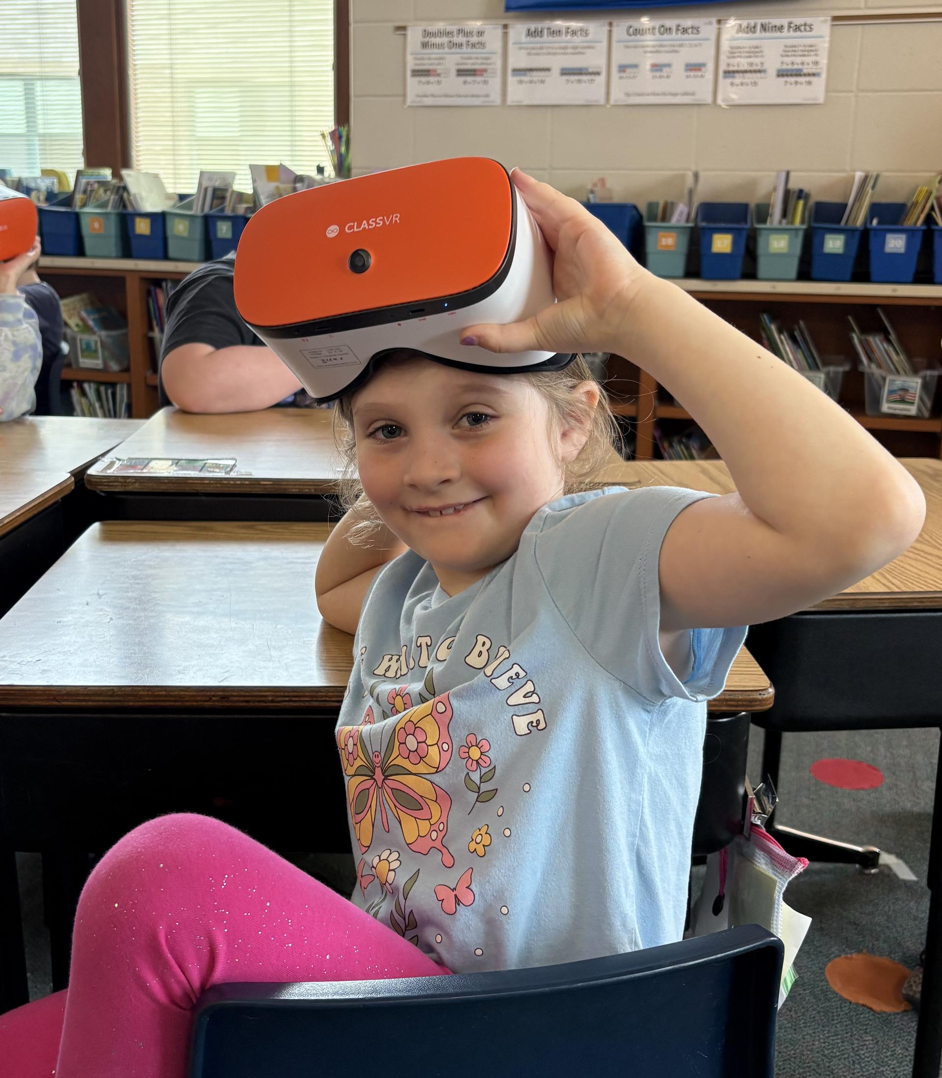 Elementary School students use VR technology