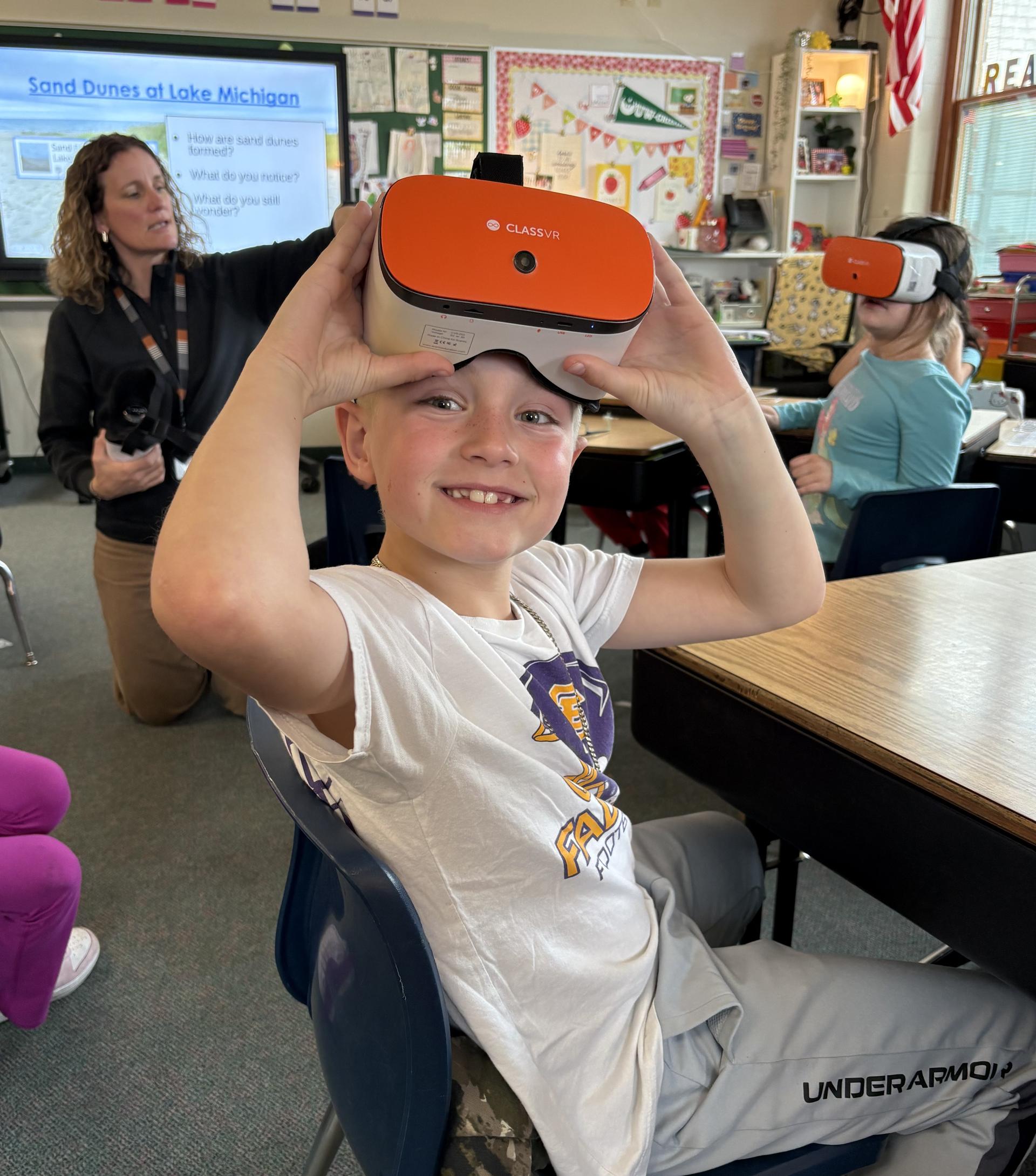 Elementary School students use VR technology