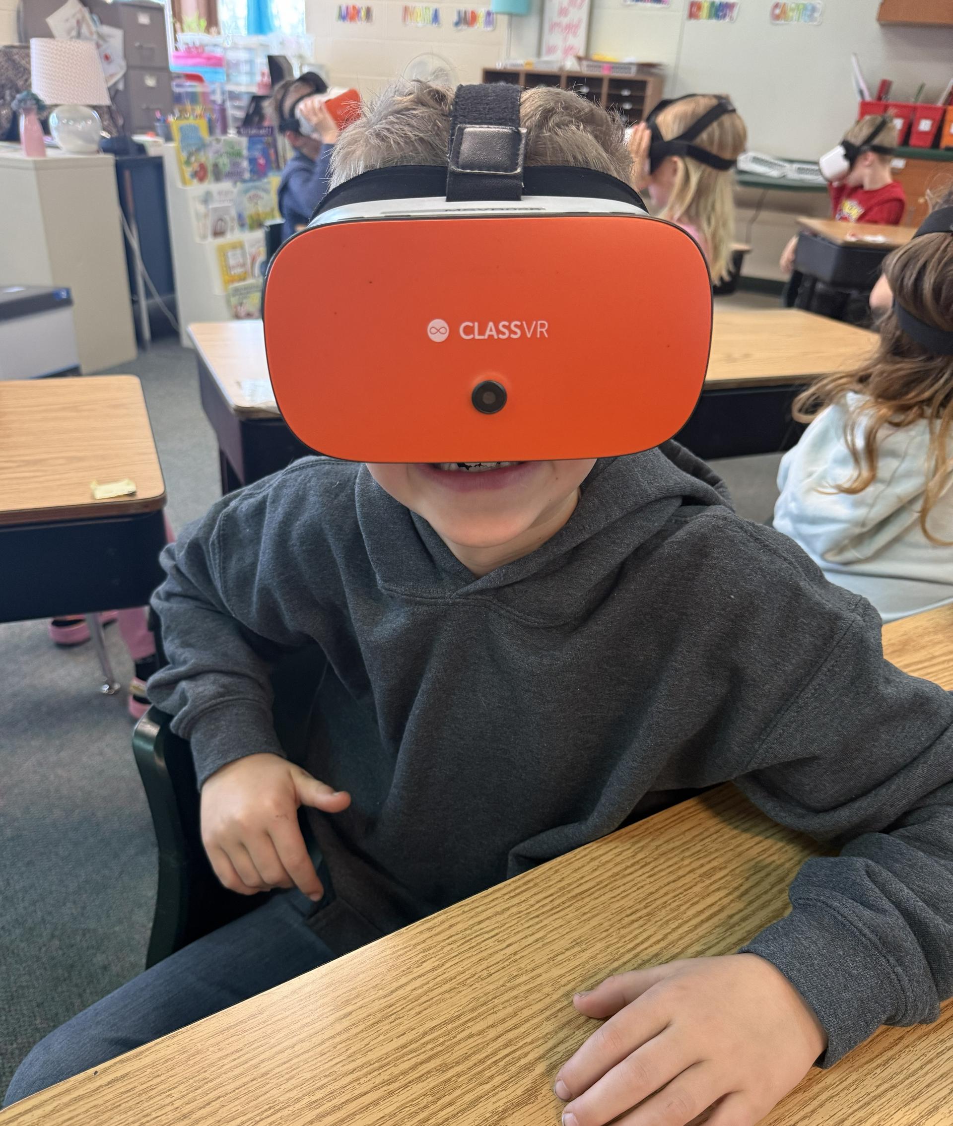 Elementary School students use VR technology