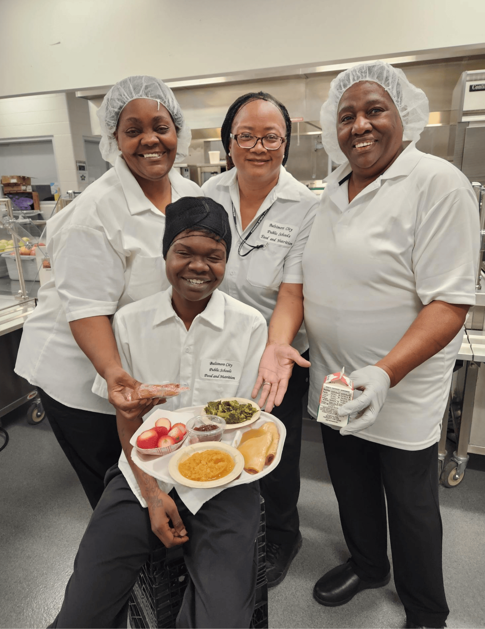 Personal de cafetería muestran la comida de Accion de Gracias