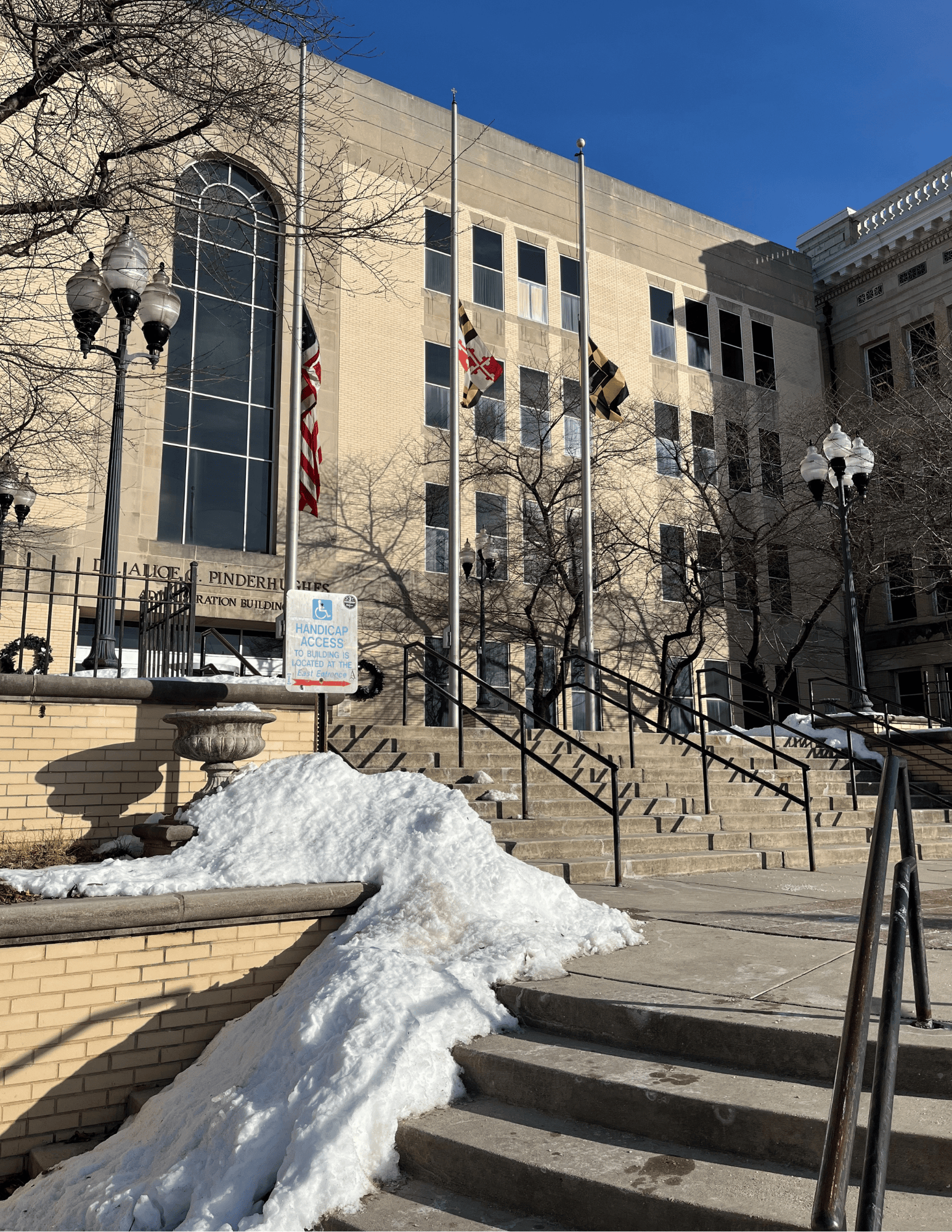 entrada frontal de la Oficina central de las Escuelas de la Ciudad en North Ave.