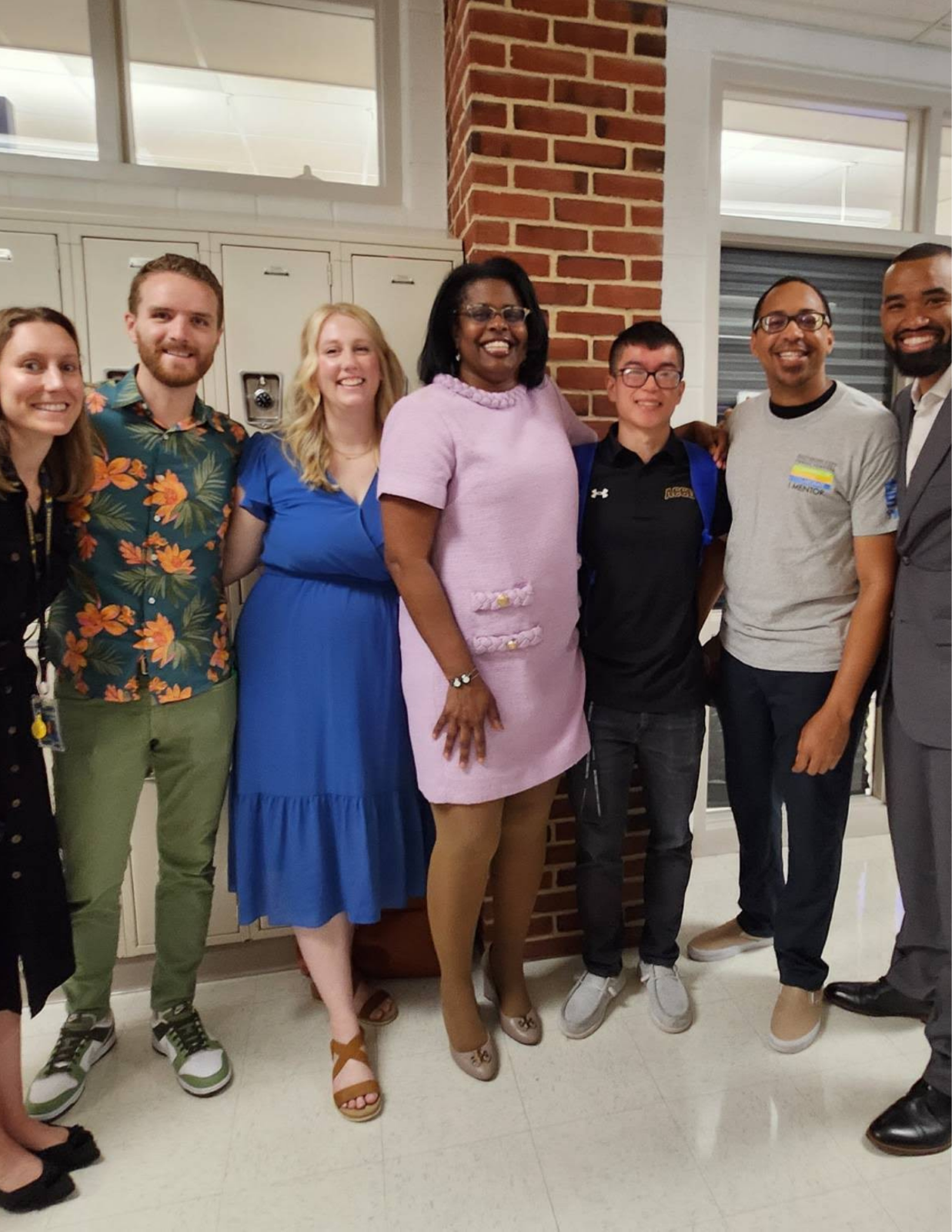 La CEO y el personal reciben con entusiasmo al Maestro del Año 2025 de las Escuelas de la Ciudad, Jevons Liu