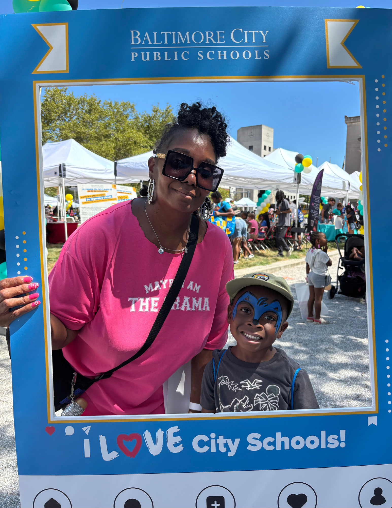 Madre e hijo en un evento en exteriores