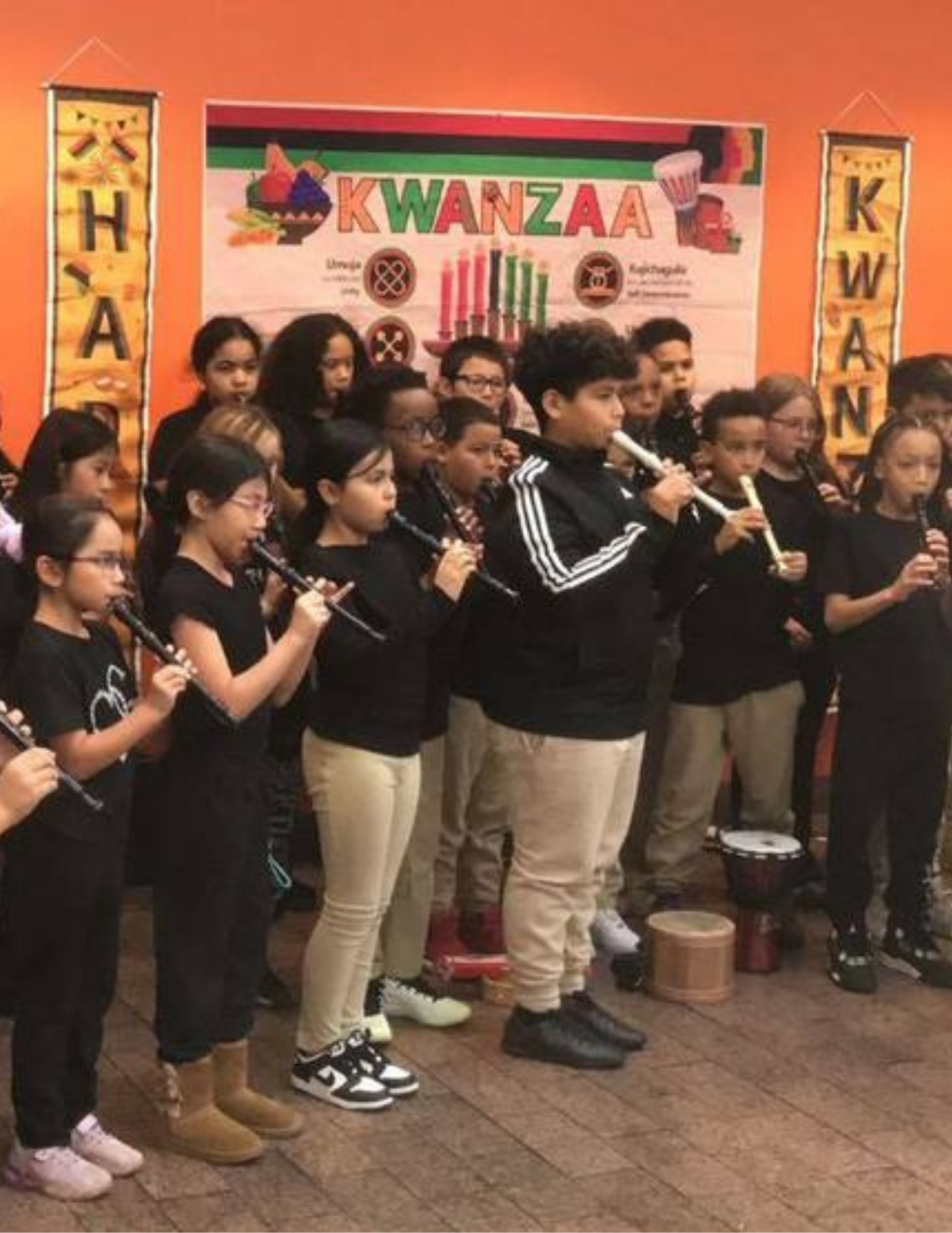 Exhibición de invierno - estudiantes actuando con instrumentos de flauta dulce