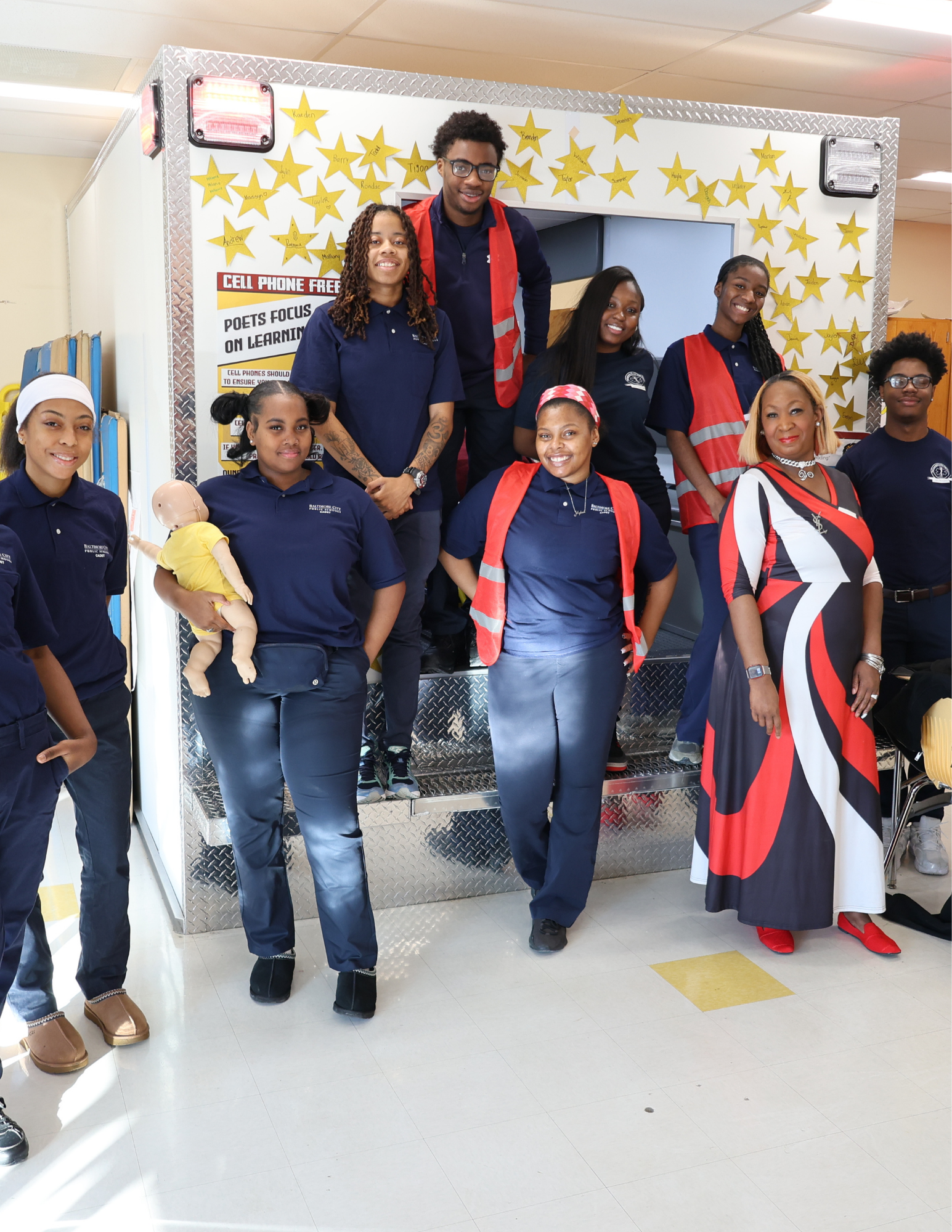 Estudiantes de Educación Técnica y Profesional del programa para técnicos de emergencias médicas de la escuela secundaria Paul Laurence Dunbar