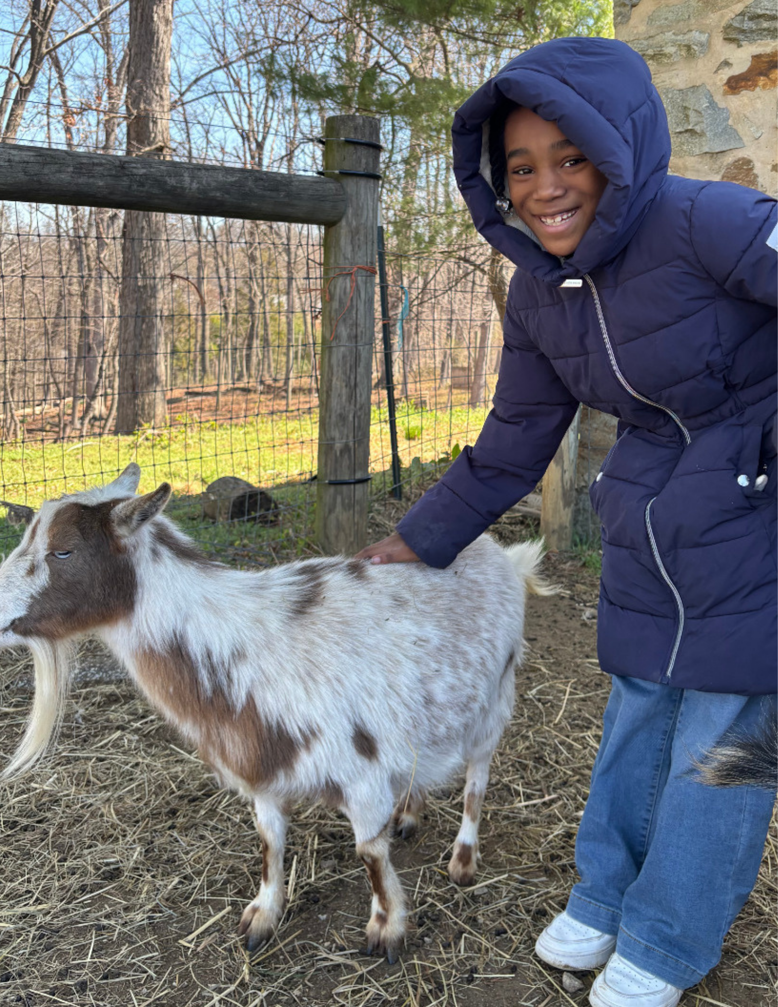 Estudiante con una cabra de la granja Great Kids