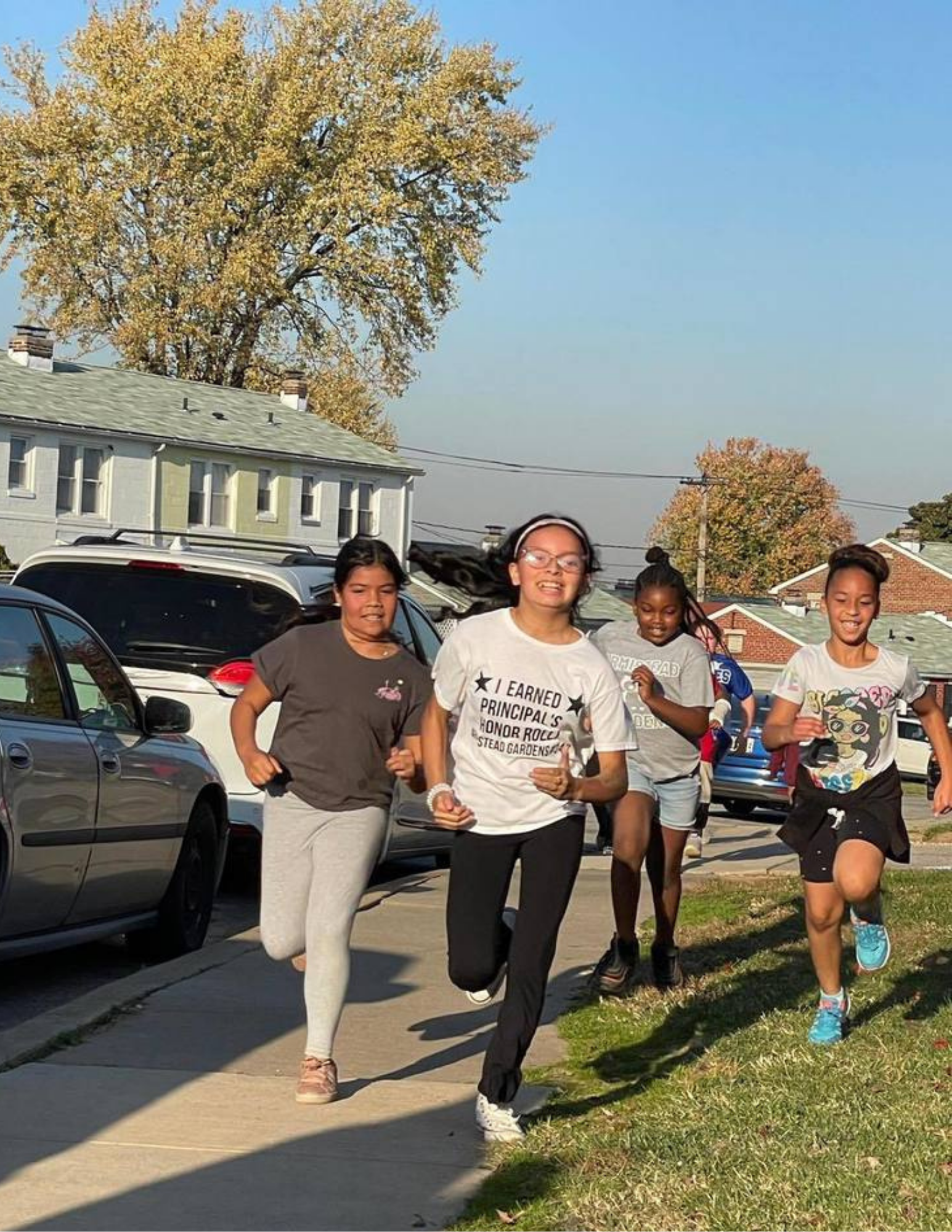 Dos miembros del personal se abrazan en la pista de atletismo