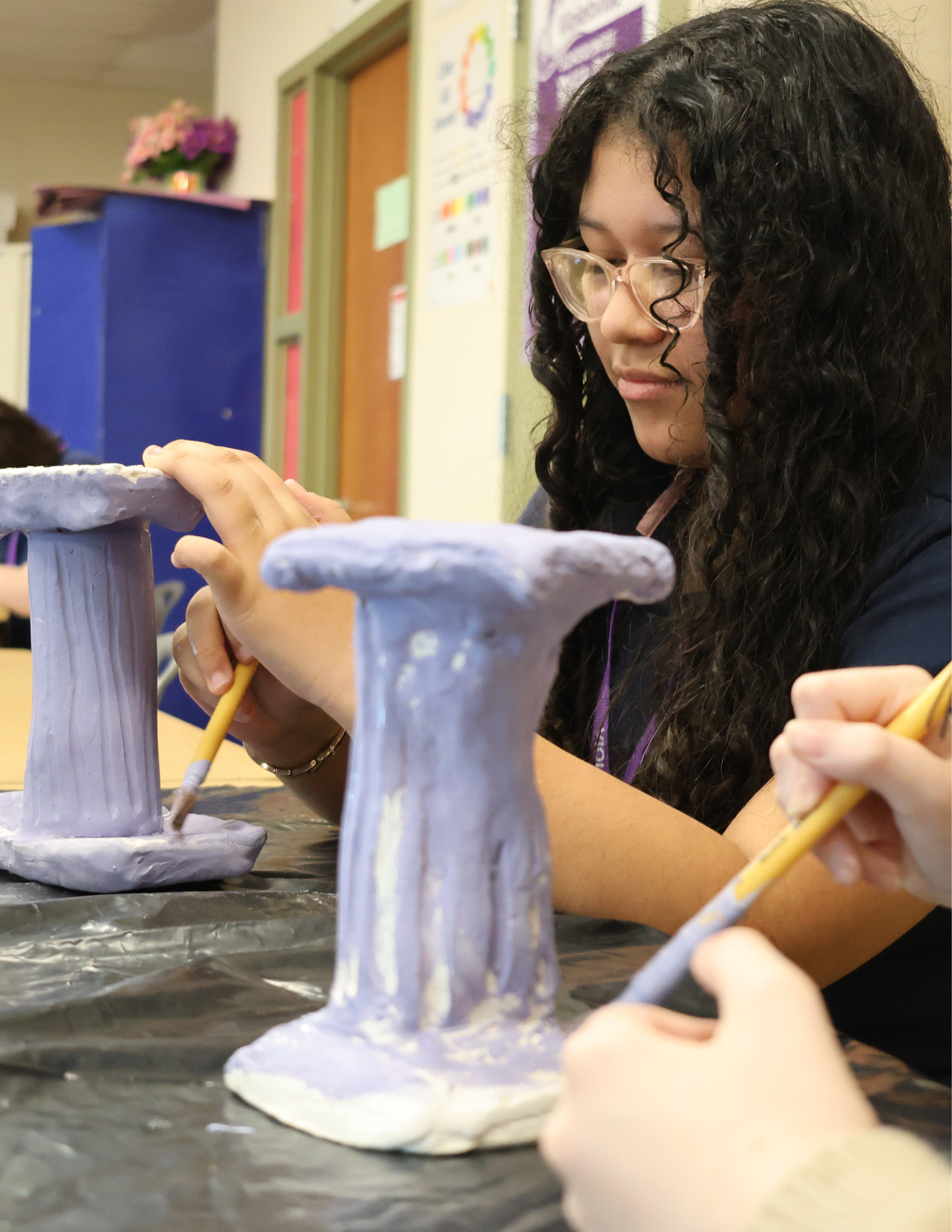Estudiante creando una escultura en la Escuela Primaria/Intermedia de Violetville.