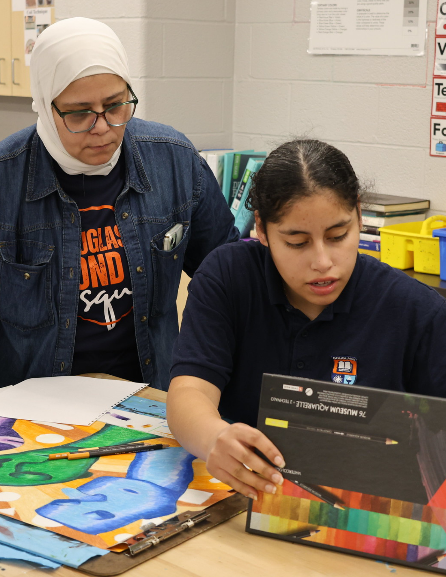La Sra. Hussain y una estudiante