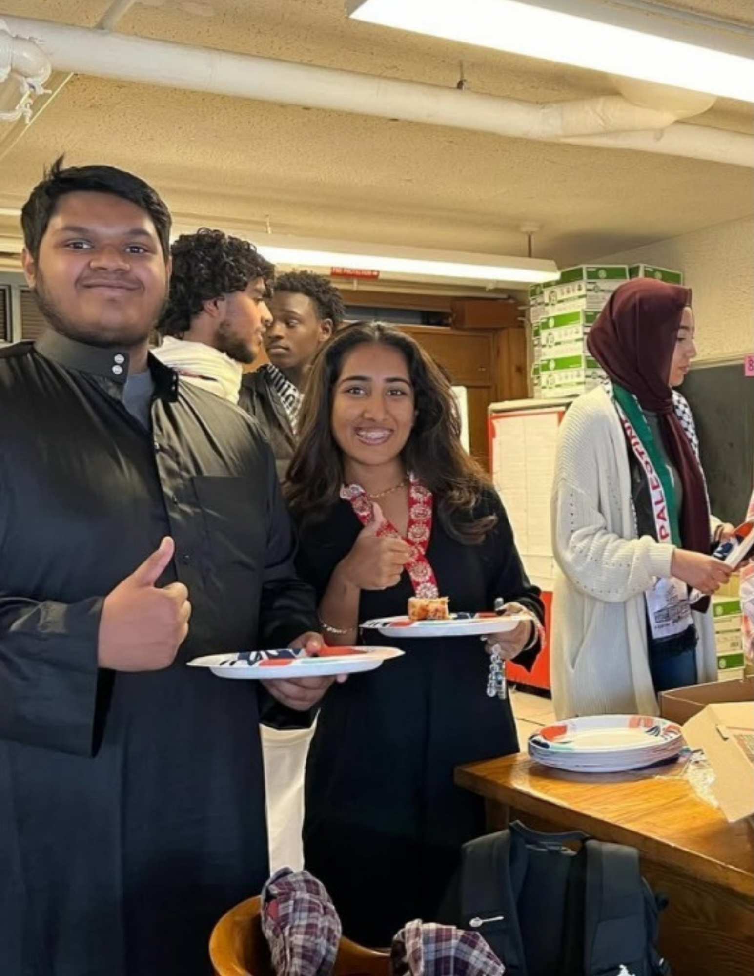 Estudiantes musulmanes, de Oriente Medio y del sur de Asia en el Instituto Politécnico de Baltimore