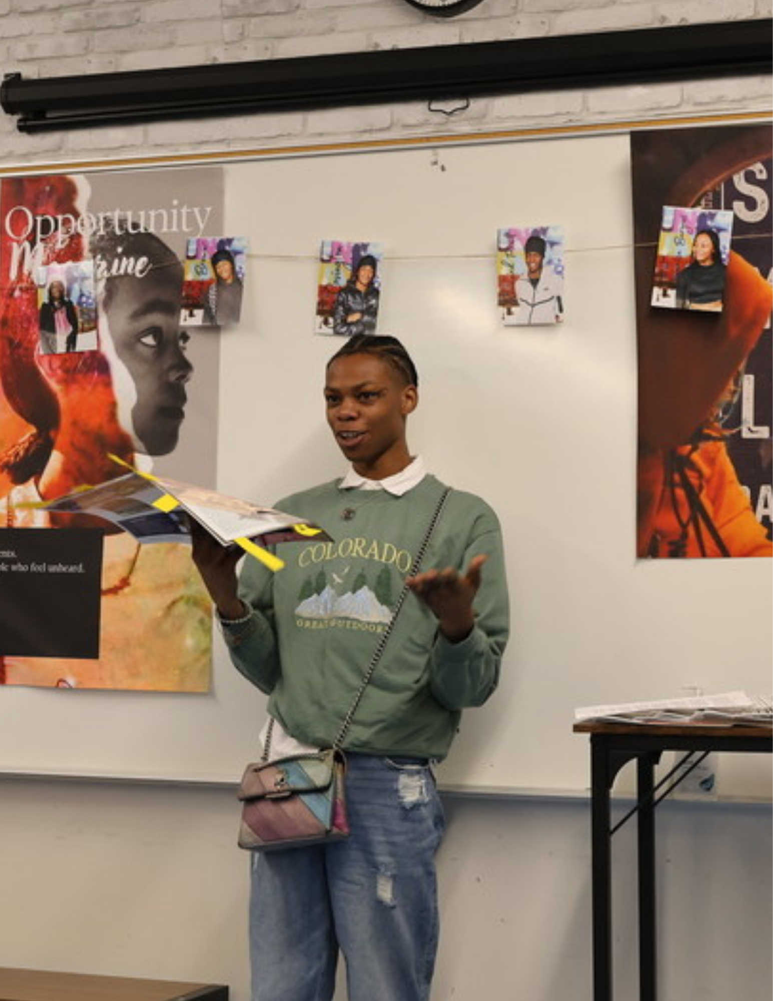 Estudiante de Youth Opportunity leyendo de la revista literaria