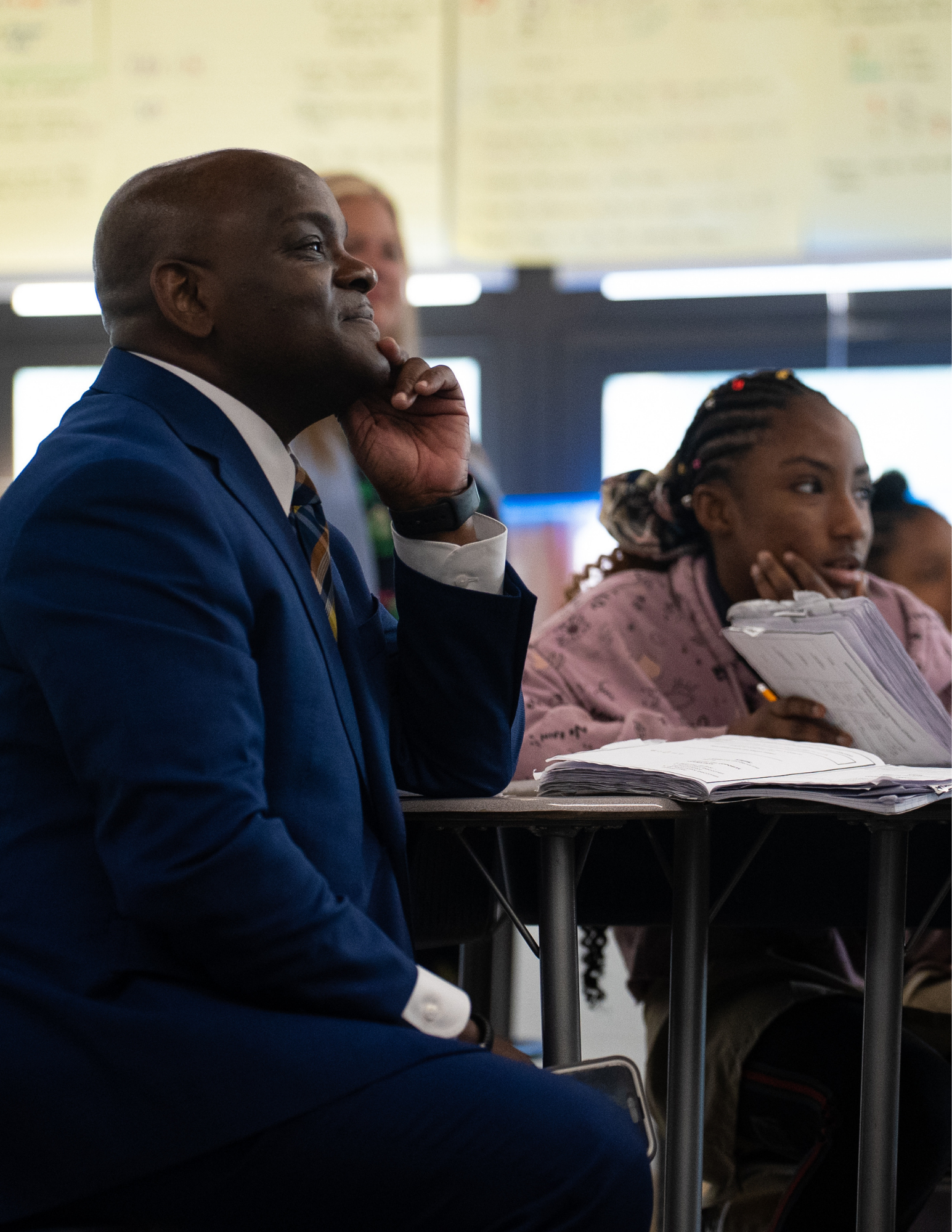 El director ejecutivo electo, Dr. Jermaine Dawson, visita la Escuela Primaria Moravia Park