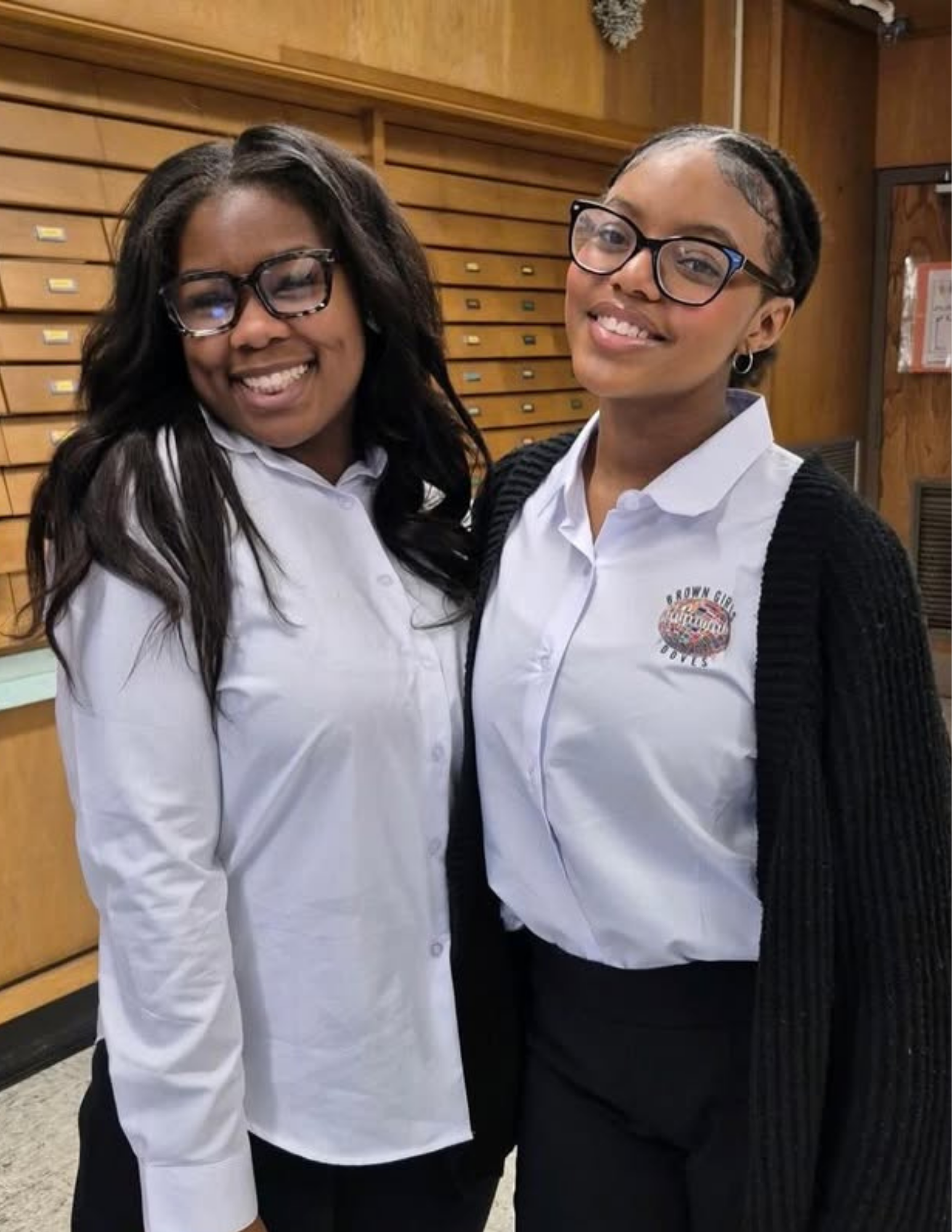 Un estudiante de la escuela primaria Matthew A. Henson se levanta para hacer una pregunta.