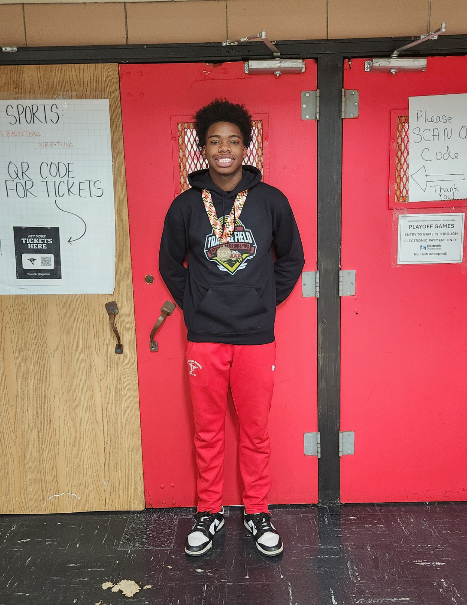 Estudiante con computadora portátil en el aula con otros estudiantes