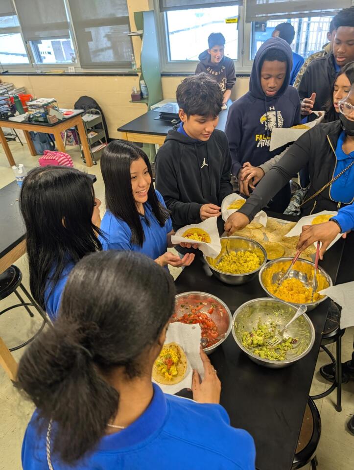 Los estudiantes disfrutan de la comida que ellos mismos han preparado