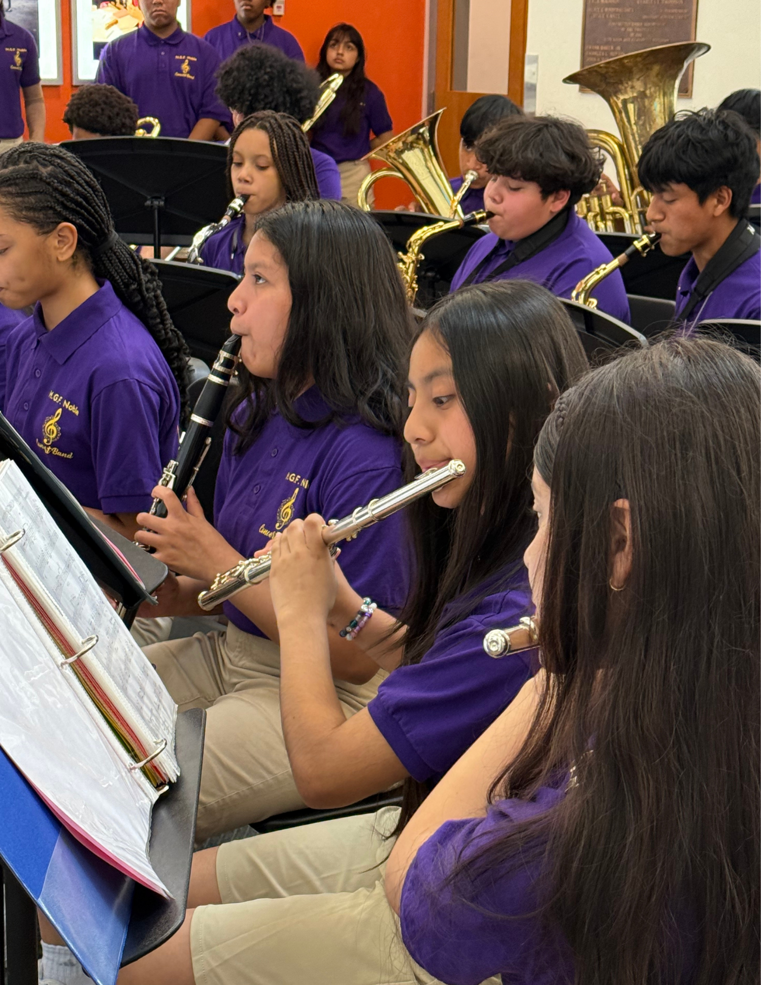 Estudiantes de la Escuela Primaria/Intermedia Maree G. Farring se presentan en la Oficina Central por el Mes de Bellas Artes