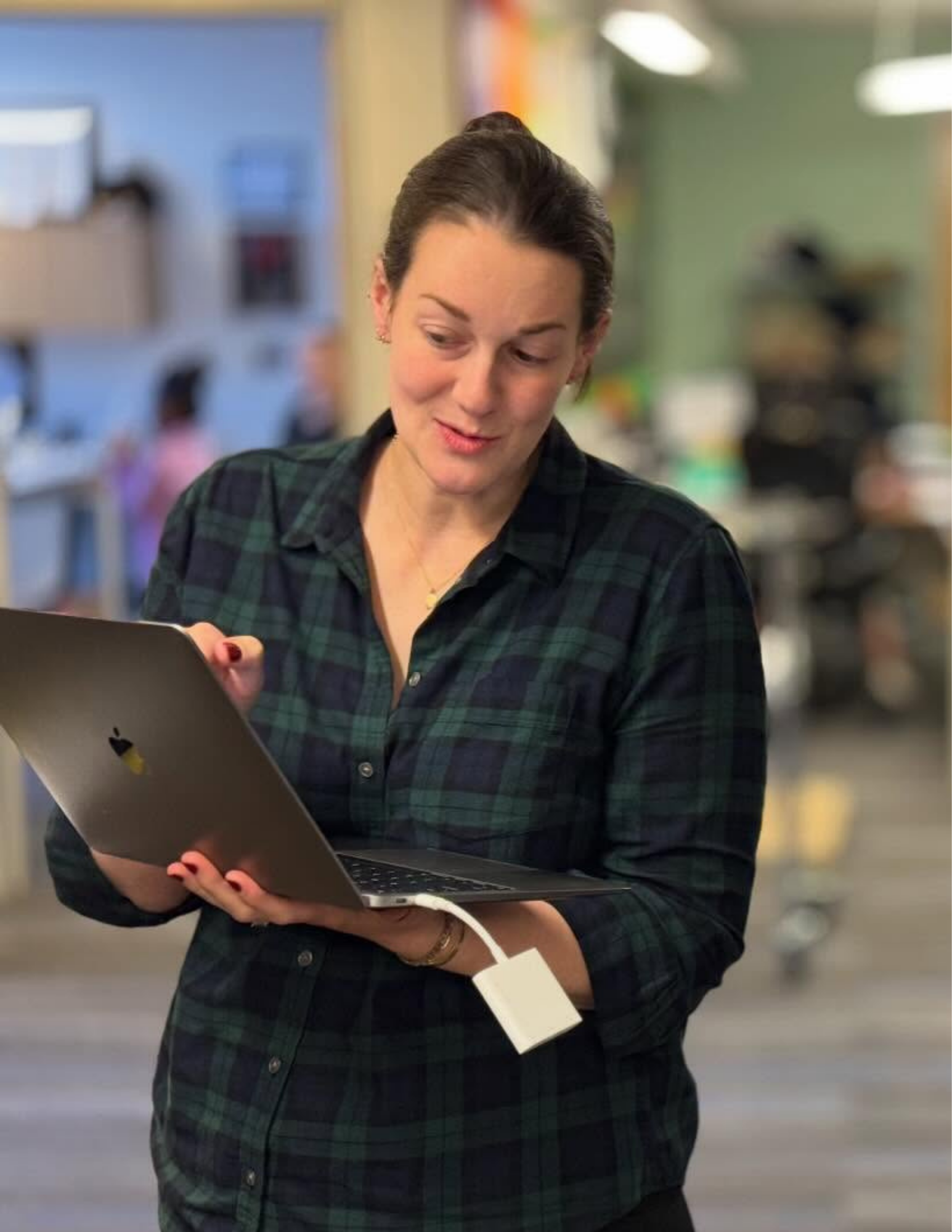 Adultos con ordenador portátil