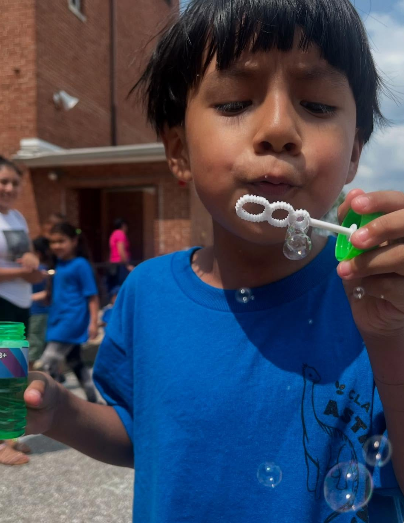 Estudiante soplando burbujas 