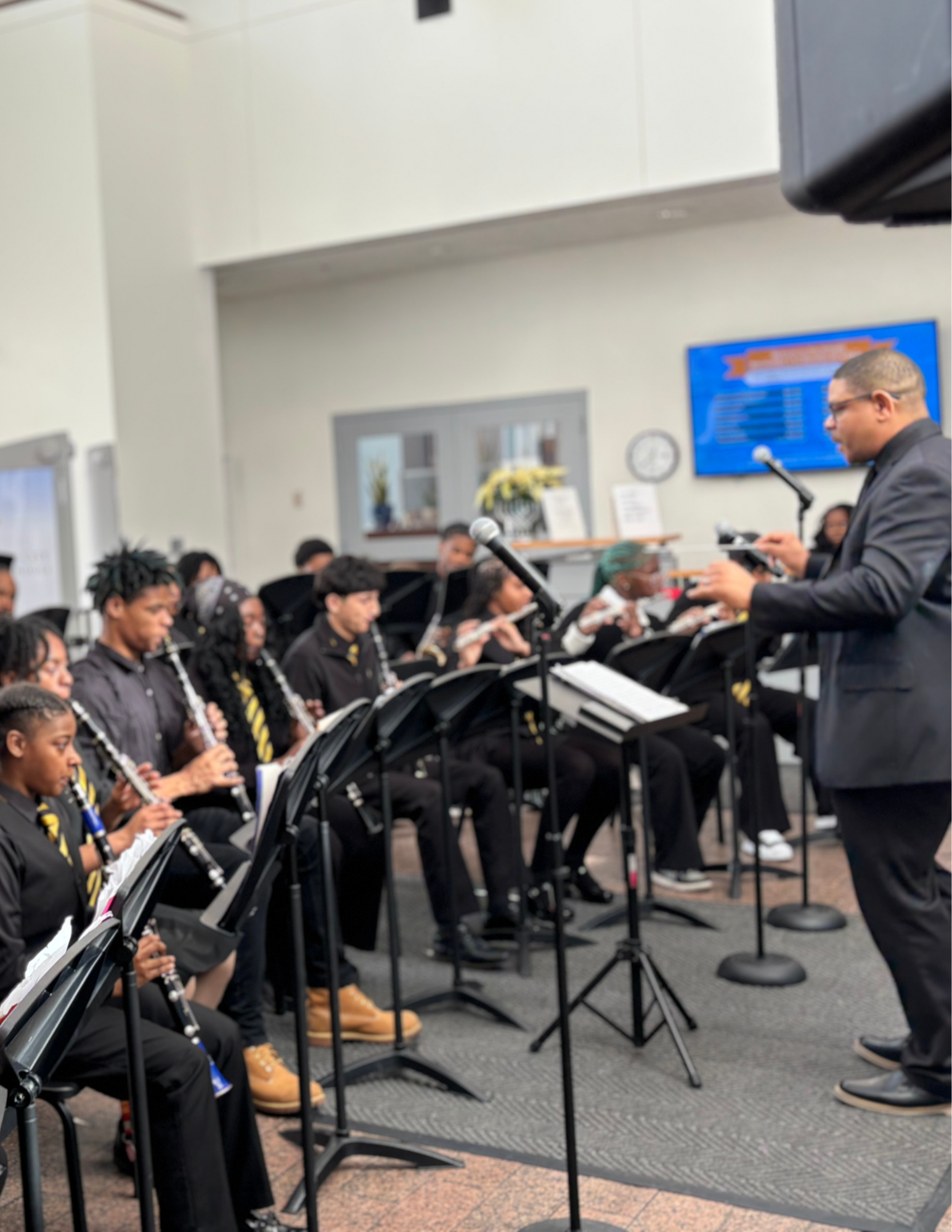 Estudiantes y docente en clase de banda 