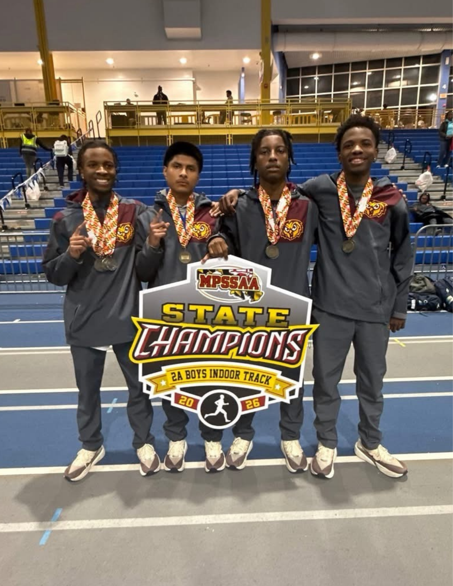 Estudiante con computadora portátil en el aula con otros estudiantes