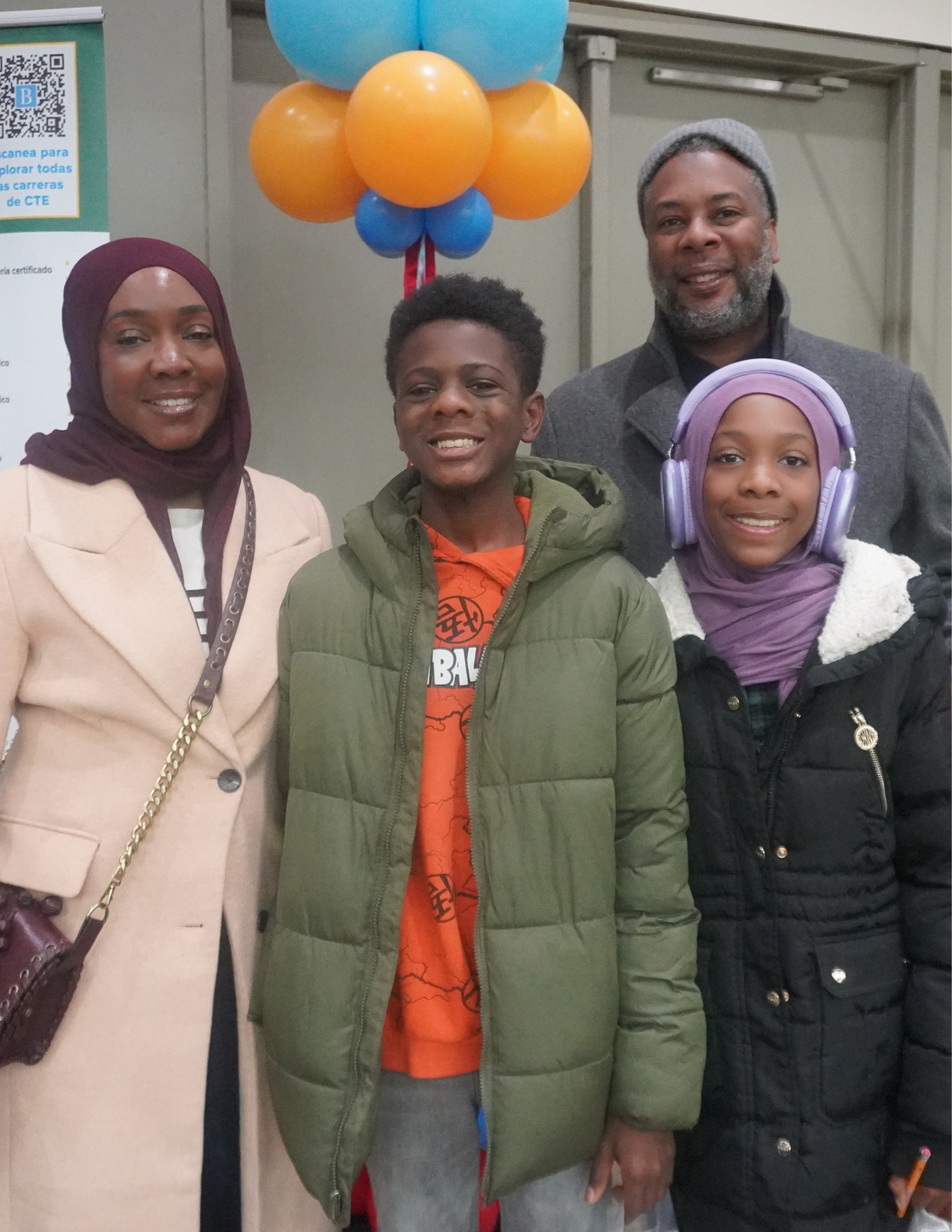 Familia de 2 adultos y 2 estudiantes