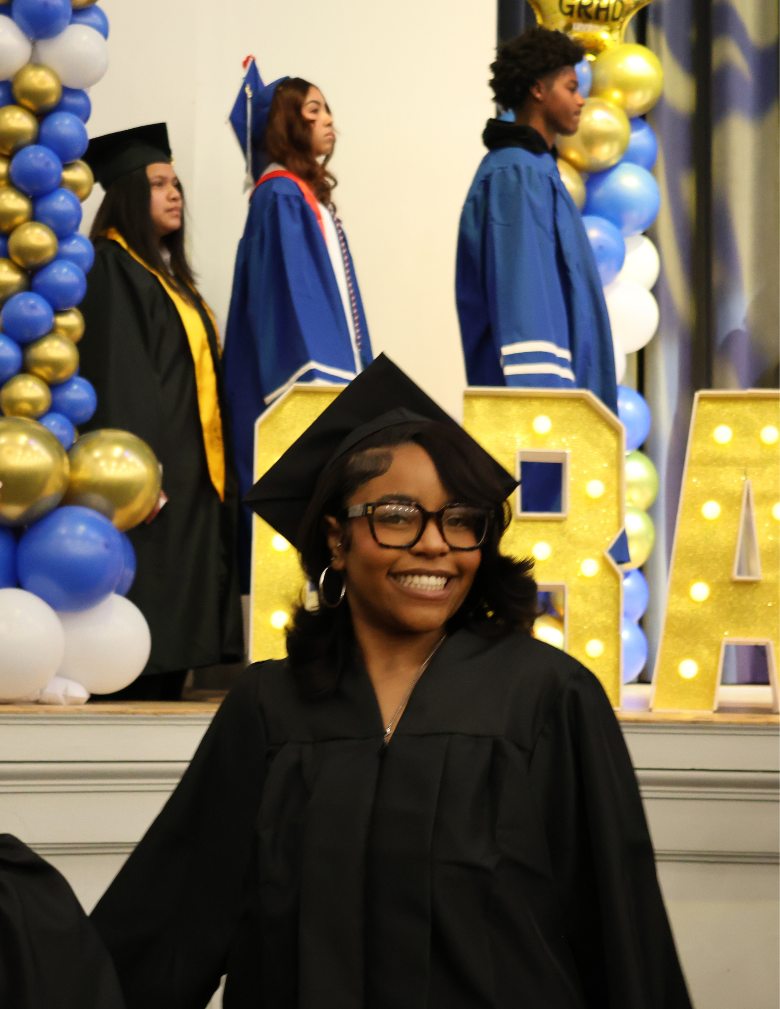 Un estudiante de la escuela primaria Matthew A. Henson se levanta para hacer una pregunta.