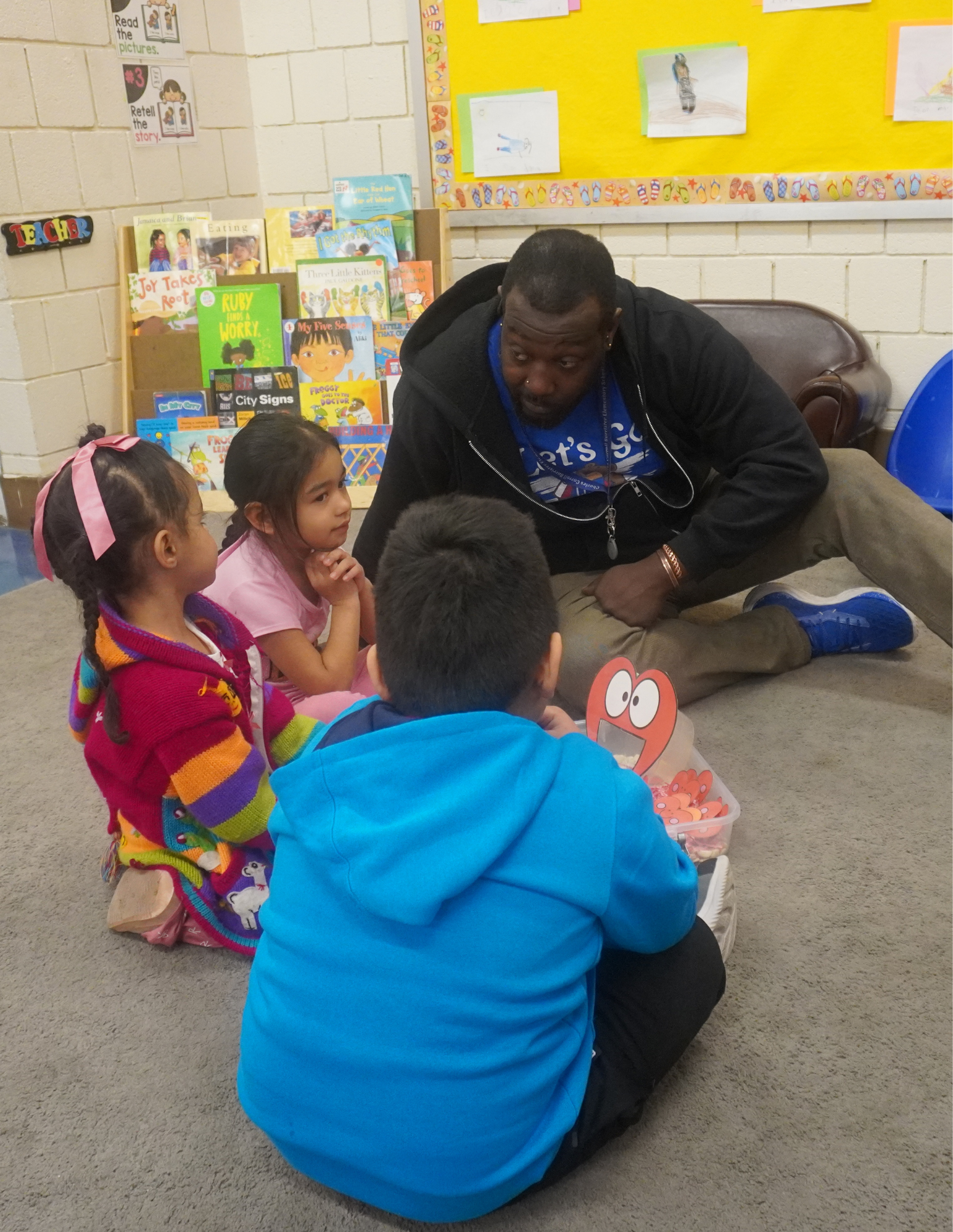 Estudiantes y personal de la Escuela Primaria Charles Carroll Barrister