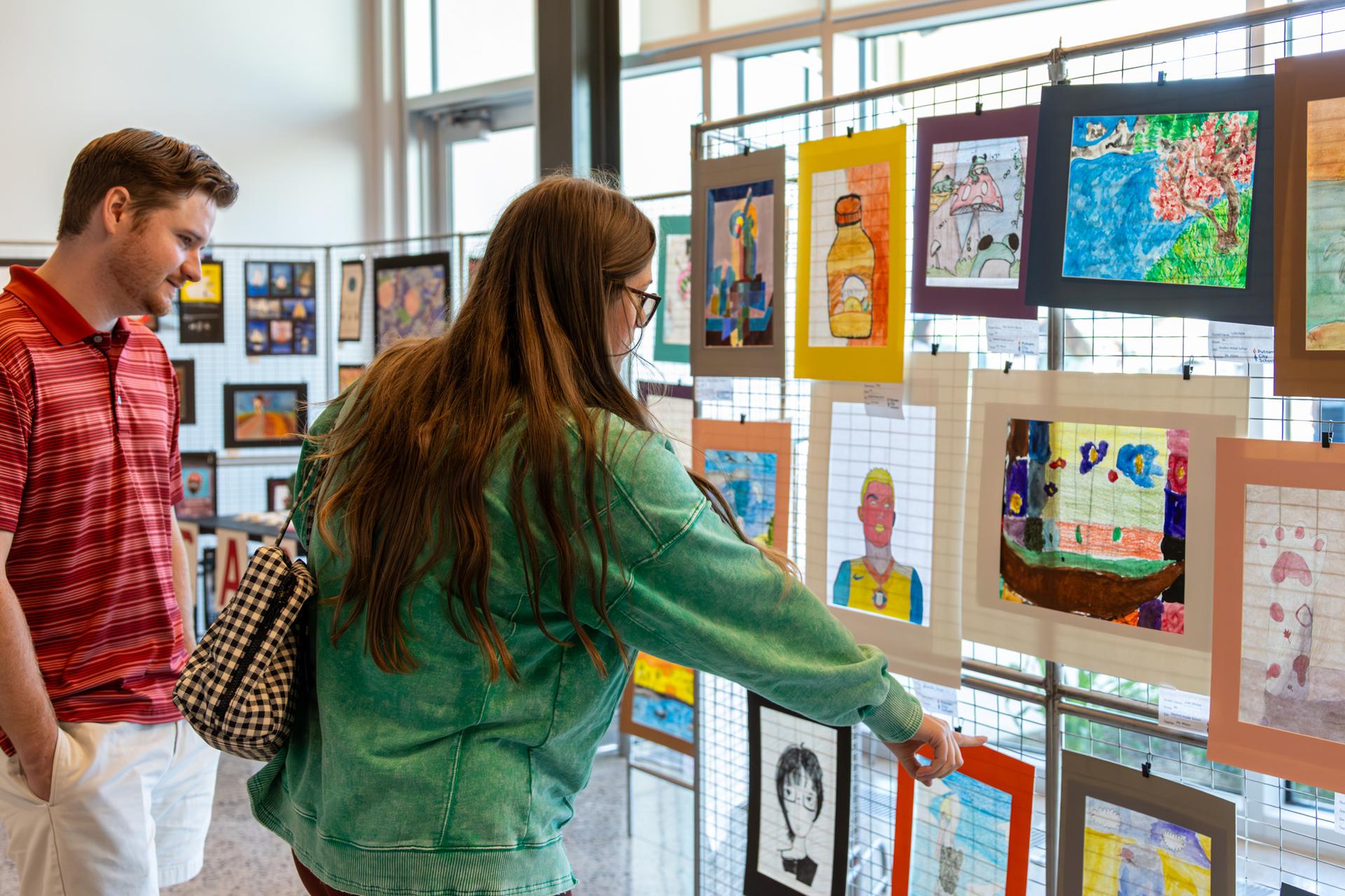 parents looking at student art work