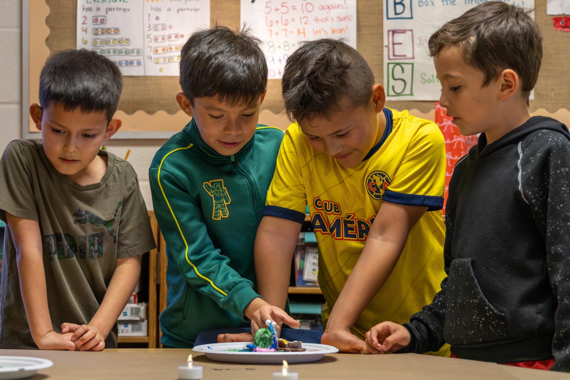 4 students look at the art