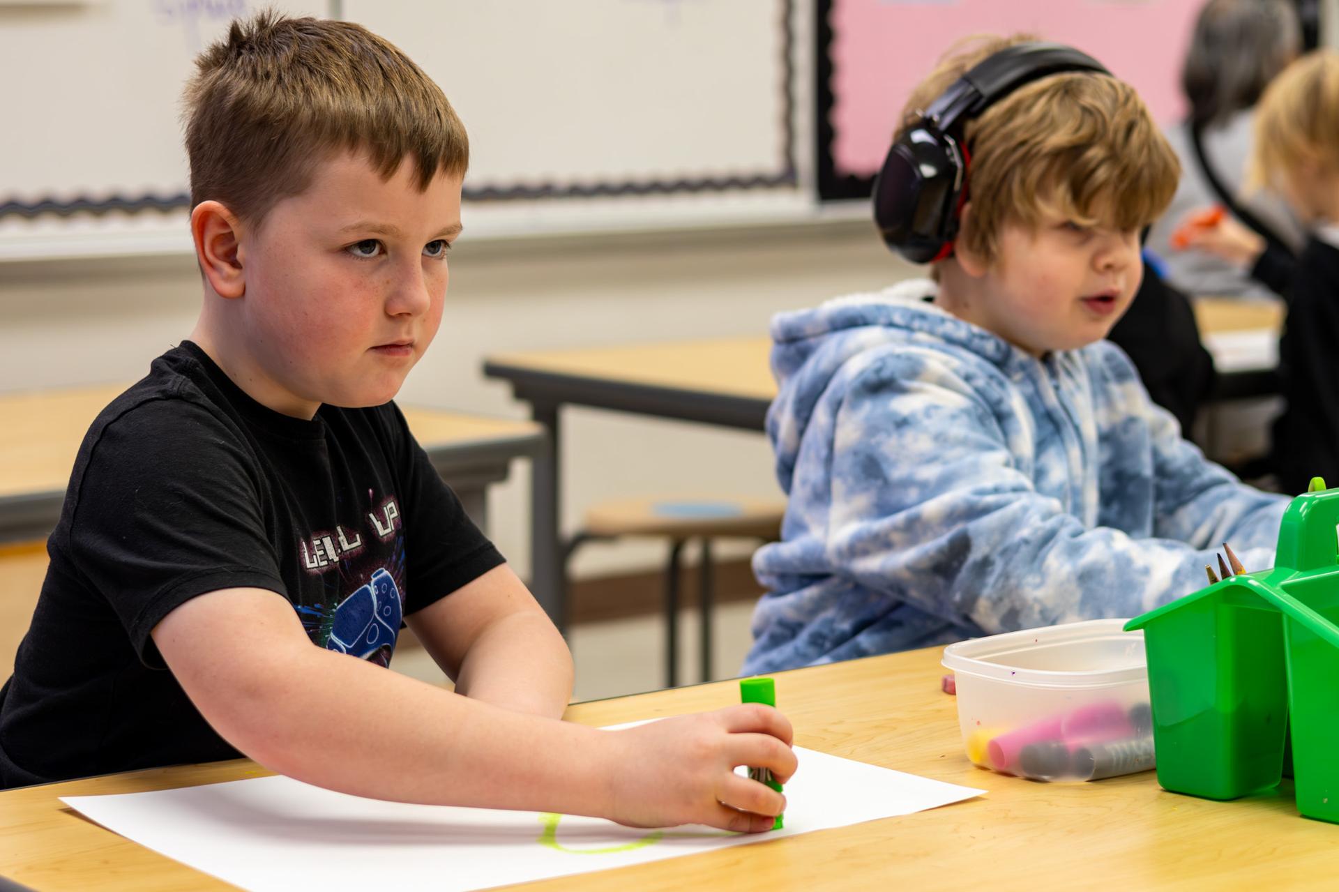 2 kids doing art in class