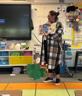 Irene Aguilar reading Cultivando A Un Artista to students