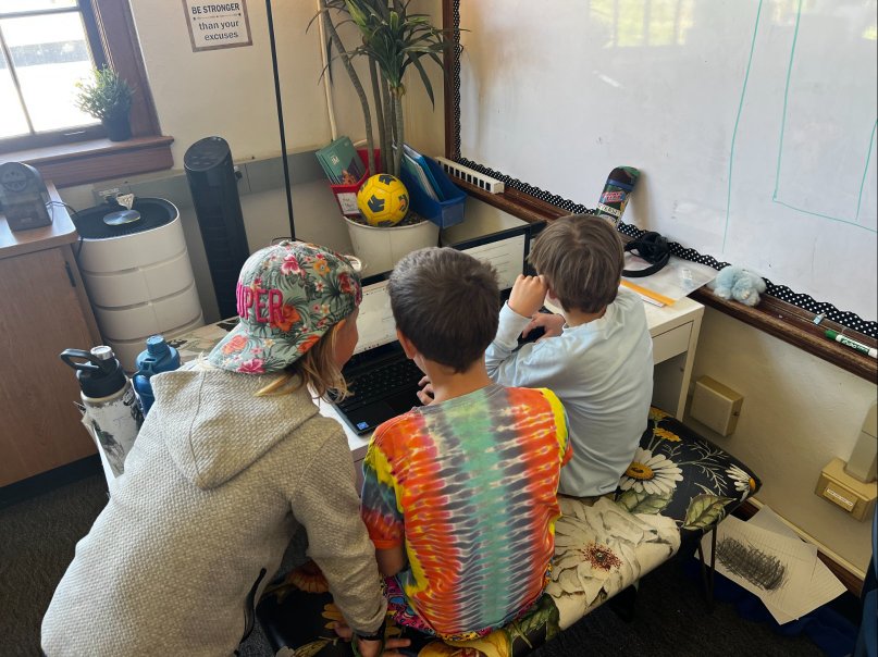 4th graders collaborating