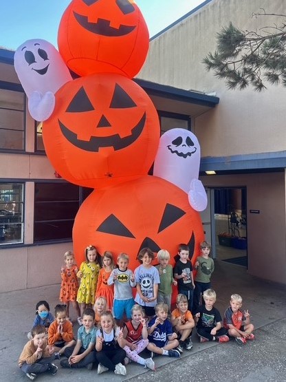 preschoolers with pumpkin