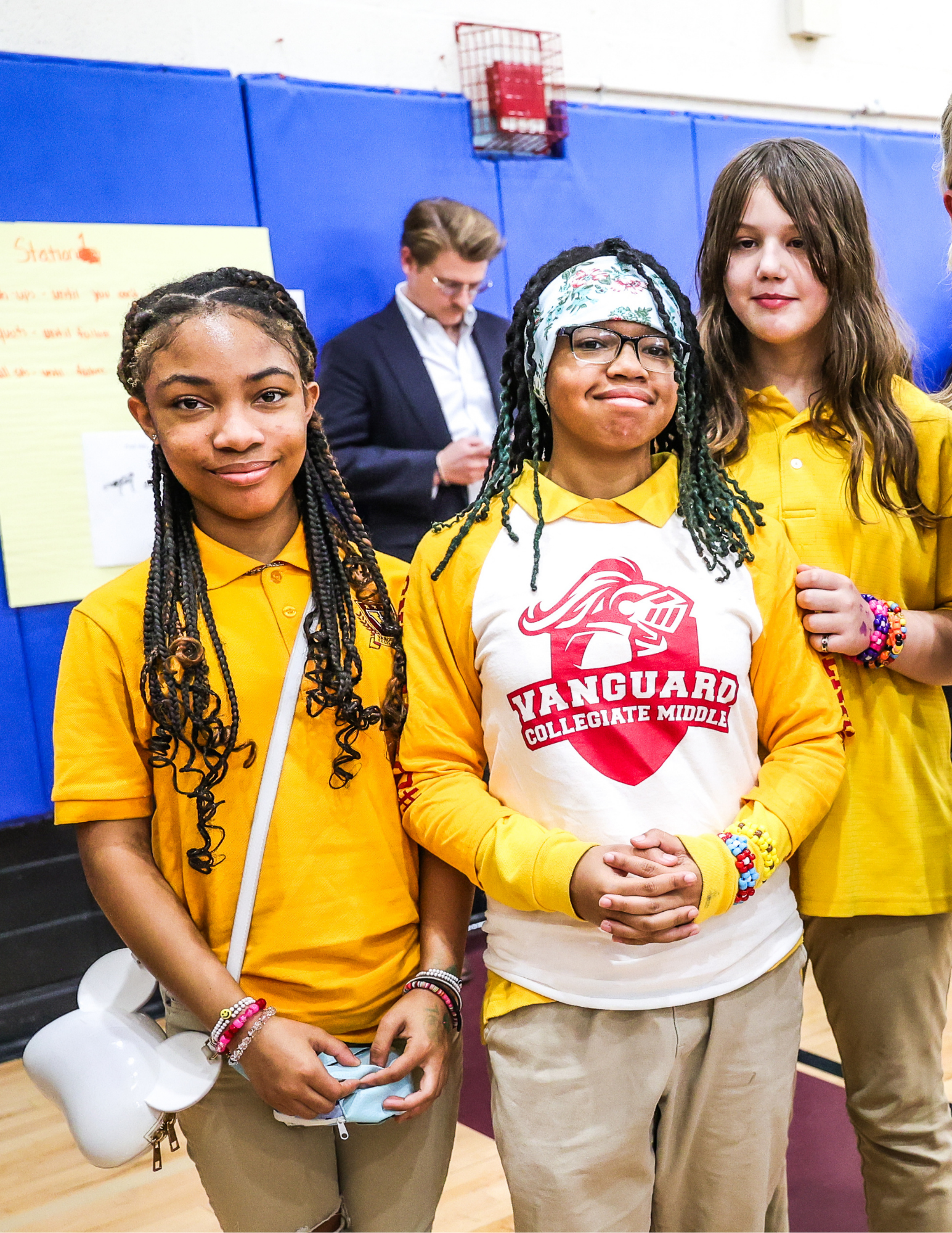 Tres estudiantes en la Escuela Intermedia Vanguard Collegiate