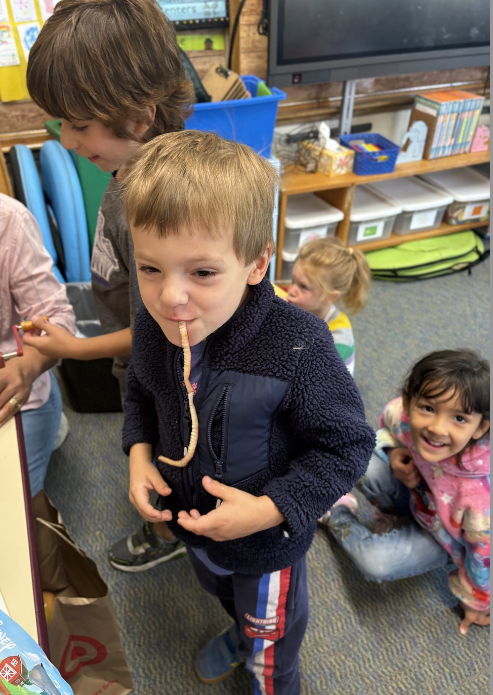 Kinder eating apple peel