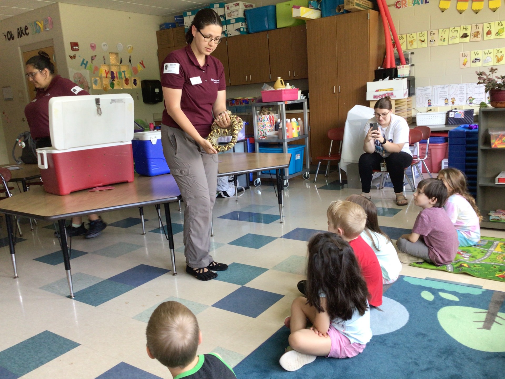 Students learning from Zoo Mobile