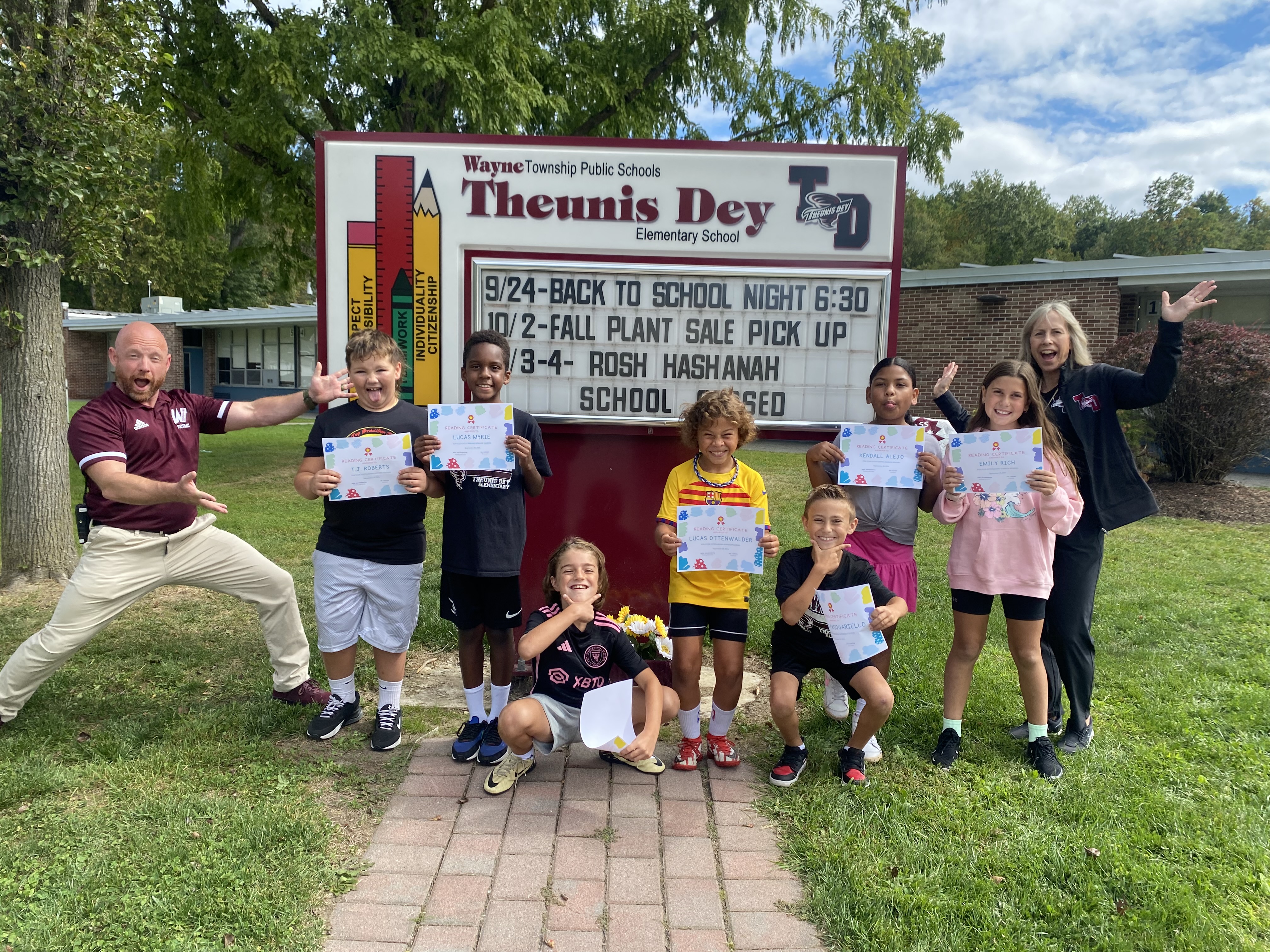 Congratulations to our 4th grade SummerReads students! These students went above and beyond this summer in preparation for 4th grade. Thank you to Ms. Sponenburg for her efforts.