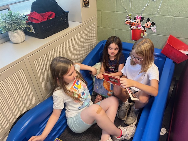 Mrs. Robinson's Class met with their kinder buddies (Ms. Reiter's class) on Friday for some reading time.