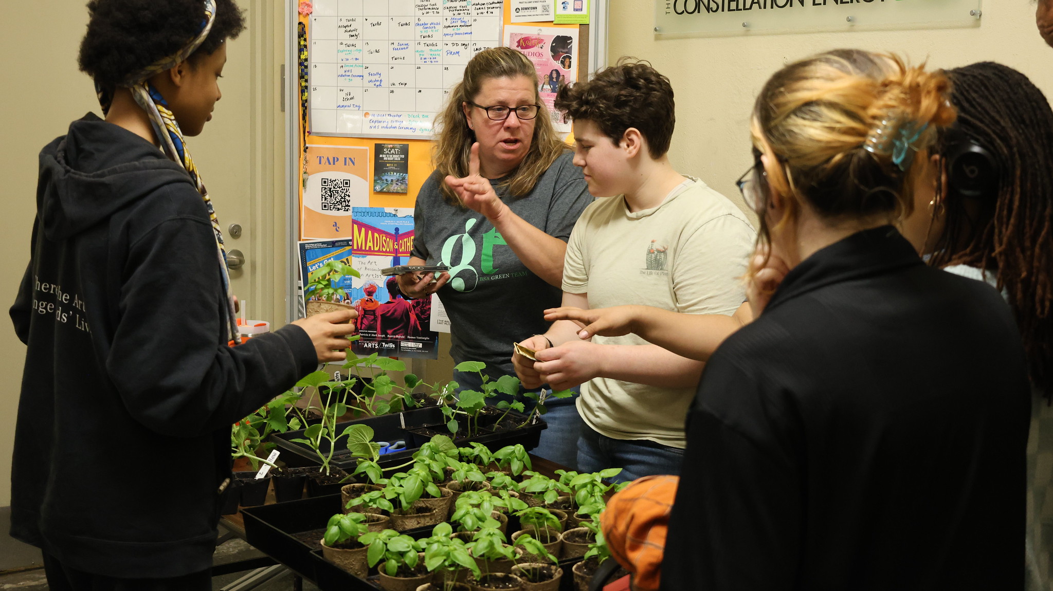 alumnos y maestra del equipo verde con plantas