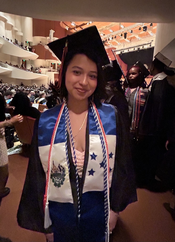 alumna graduada en toga 